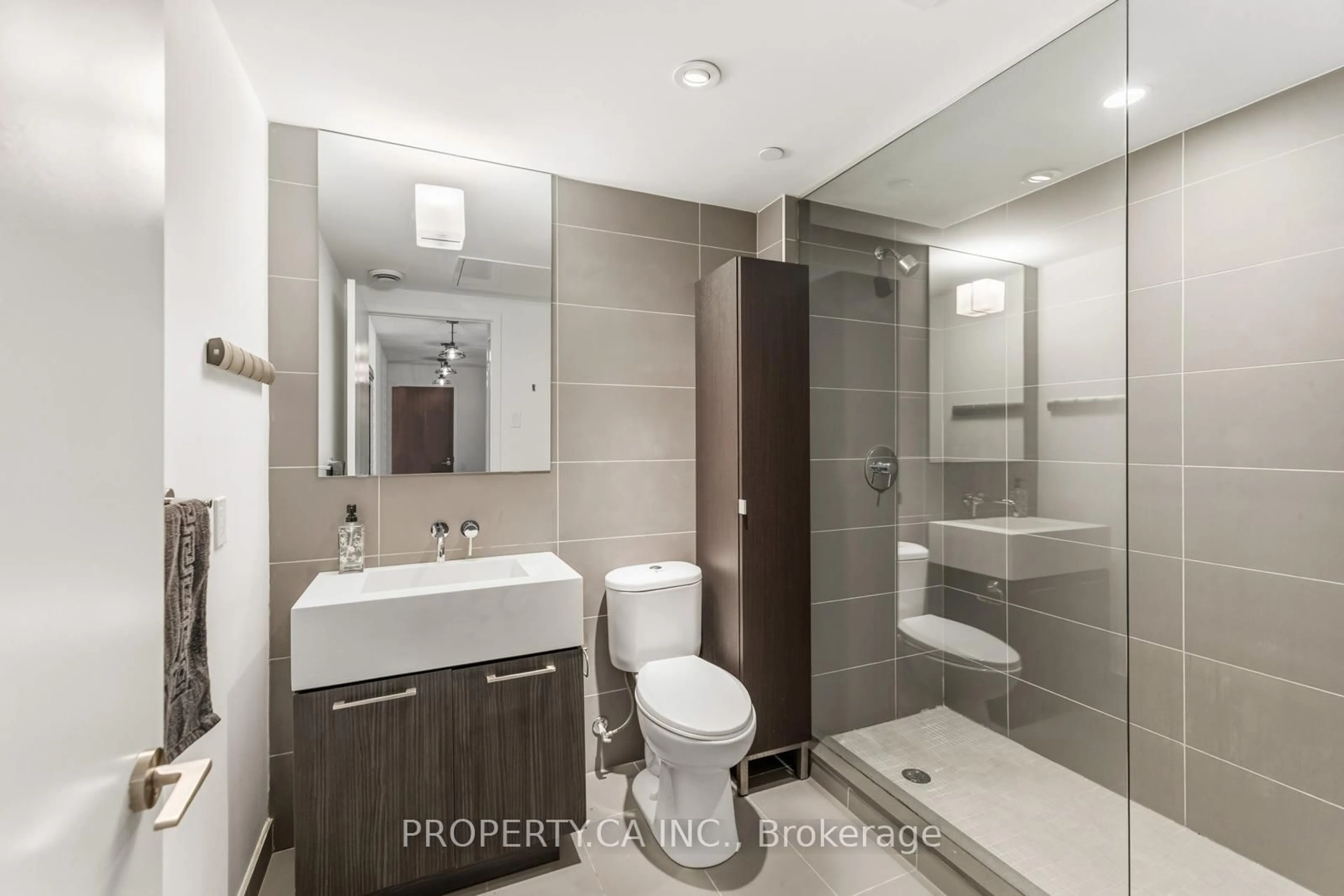 Standard bathroom, ceramic/tile floor for 560 King St #623, Toronto Ontario M5V 1M3