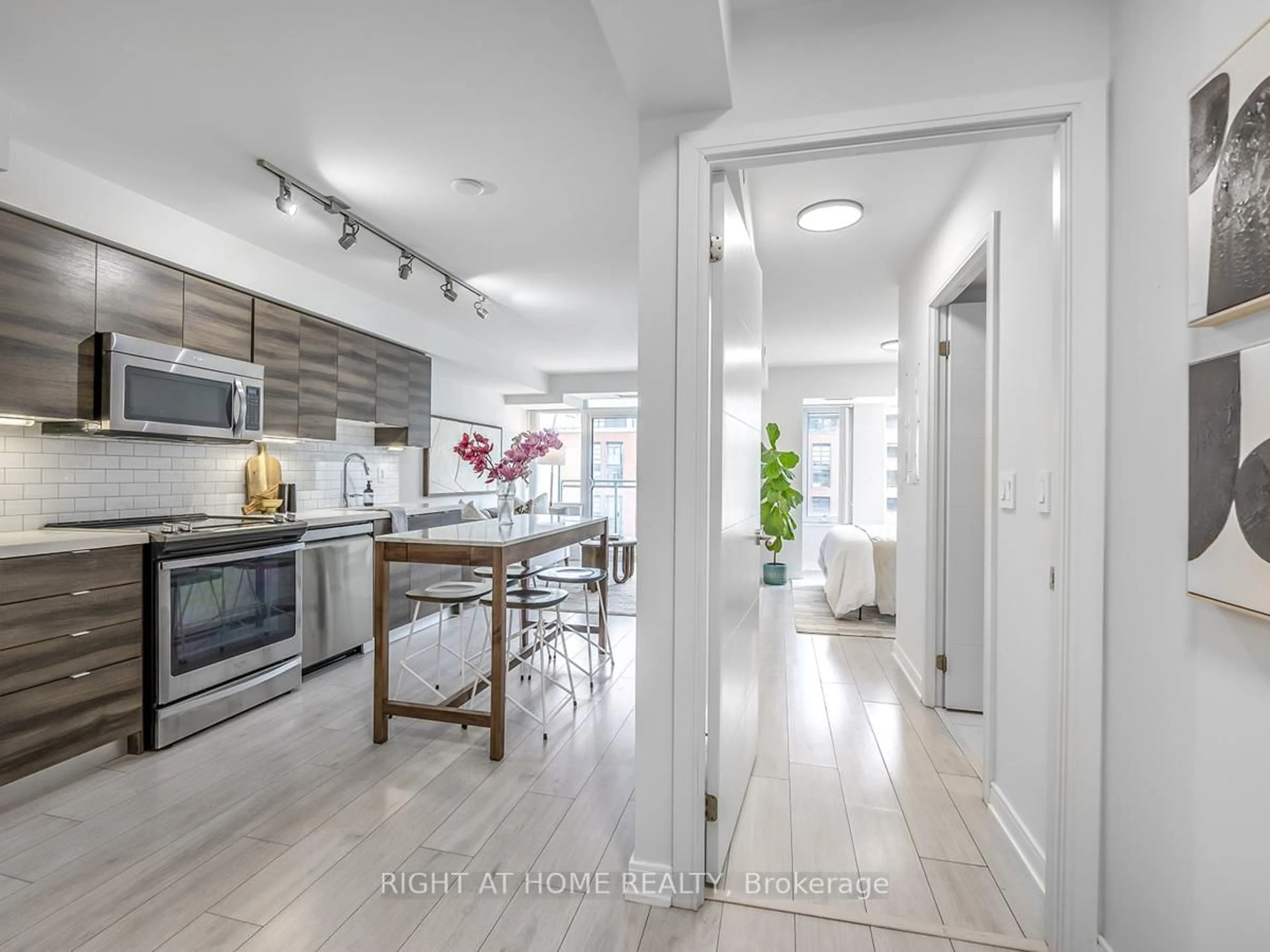 Open concept kitchen, ceramic/tile floor for 525 Adelaide St #1622, Toronto Ontario M5V 0N7