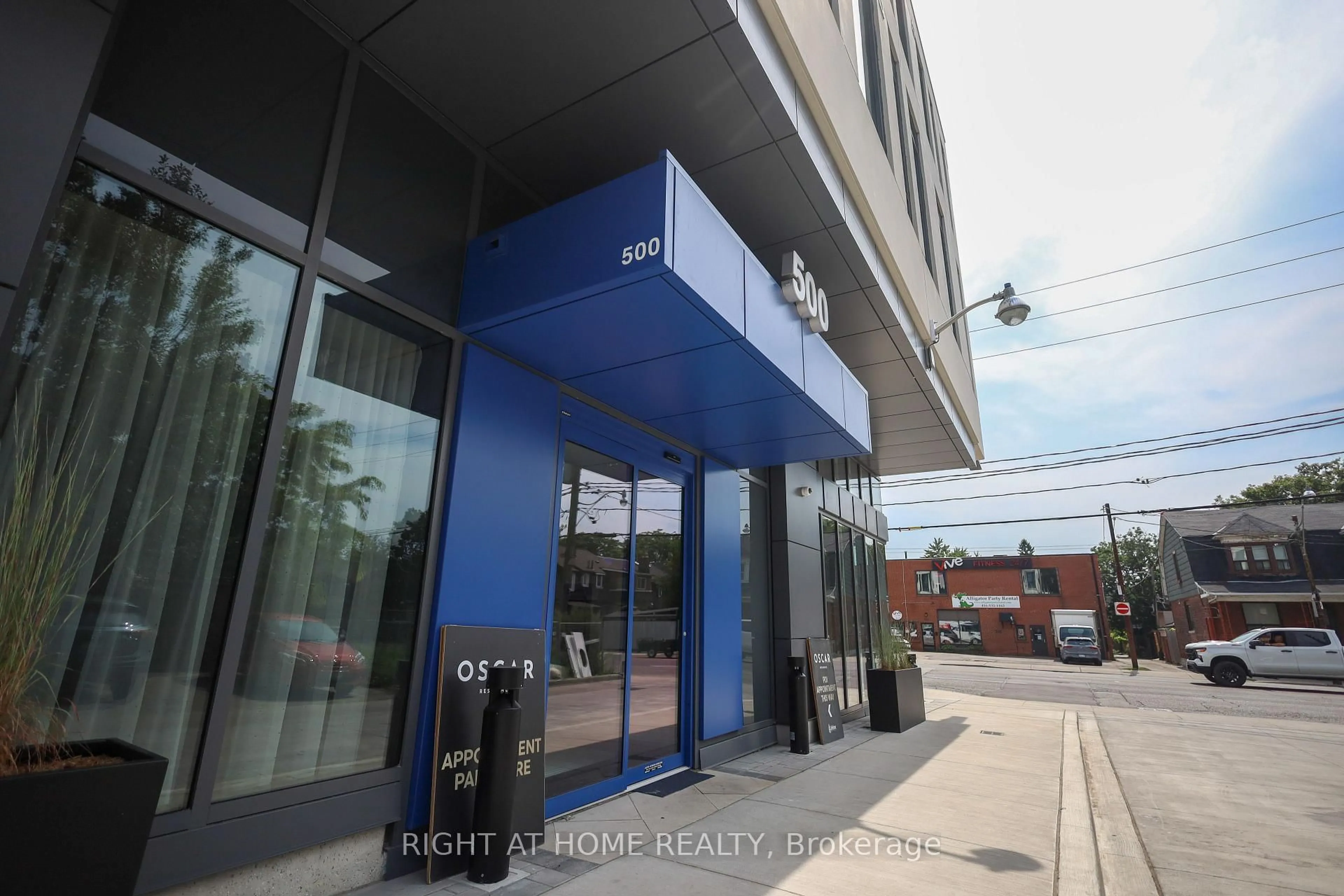 Indoor foyer for 500 Dupont St #202, Toronto Ontario M6G 0B8