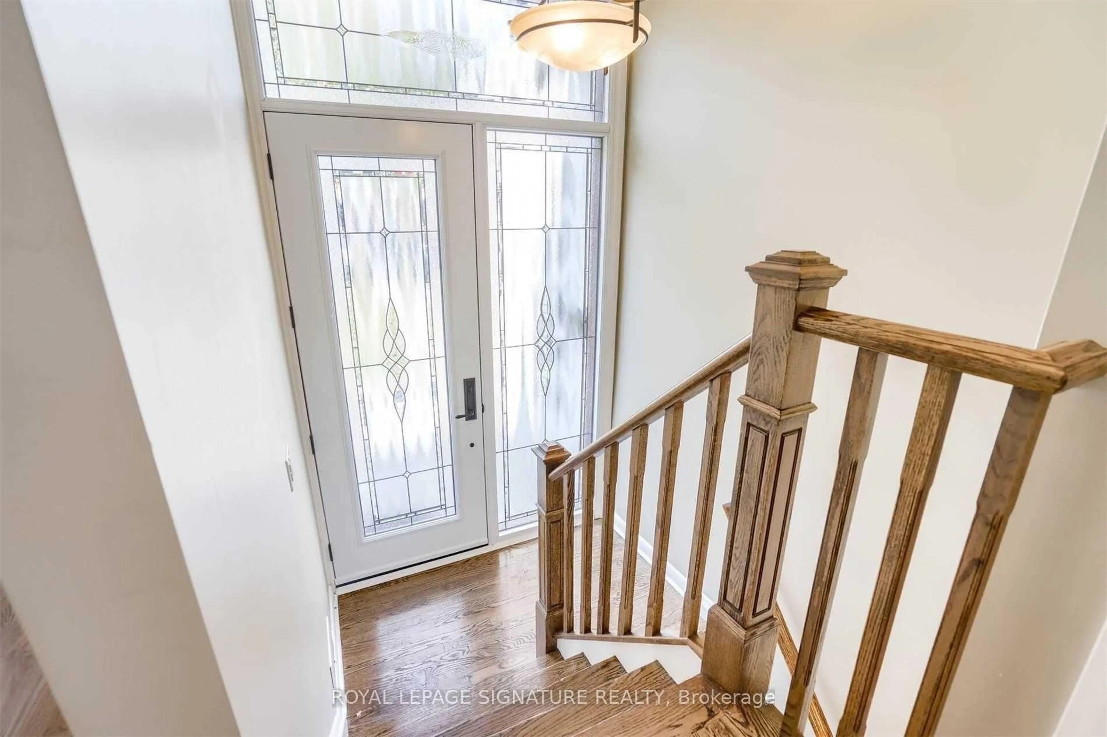 Indoor entryway for 1 Yewfield Cres, Toronto Ontario M3B 2Y4