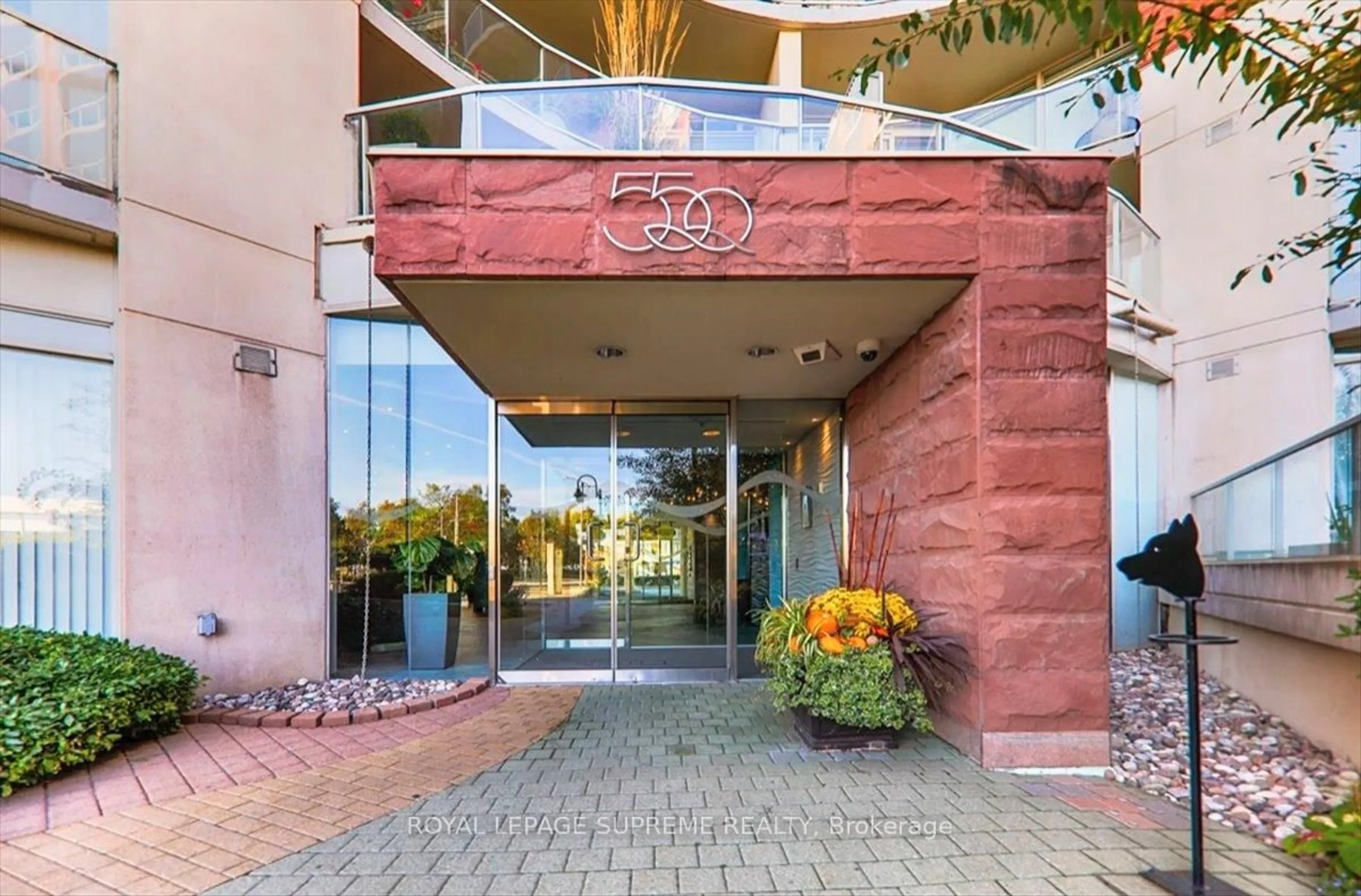 Indoor foyer for 550 Queens Quay #512, Toronto Ontario M5V 3M8