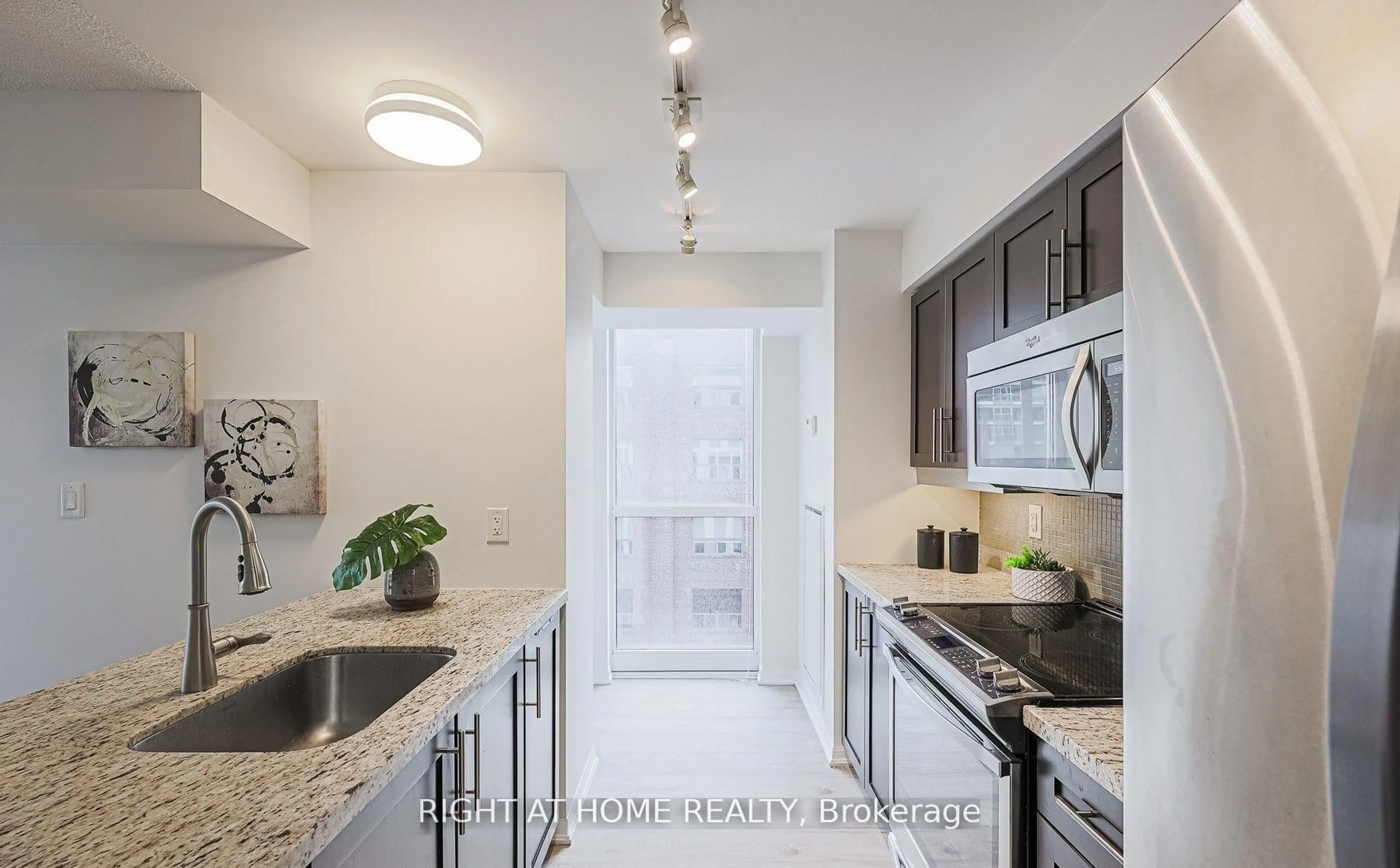 Standard kitchen, ceramic/tile floor for 400 Adelaide St #606, Toronto Ontario M5A 4S3