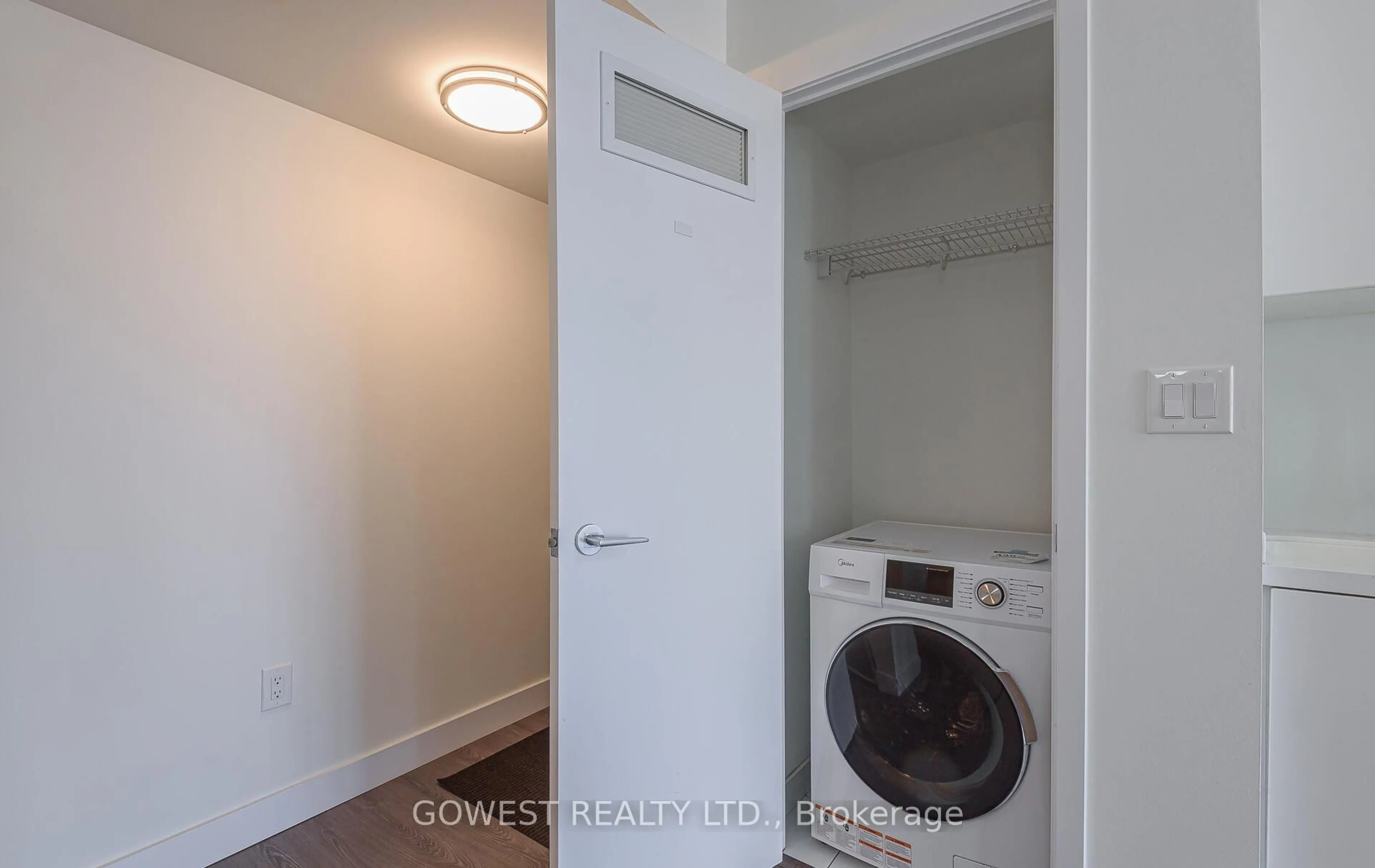 Laundry room for 15 Iceboat Terr #2516, Toronto Ontario M5V 4A5