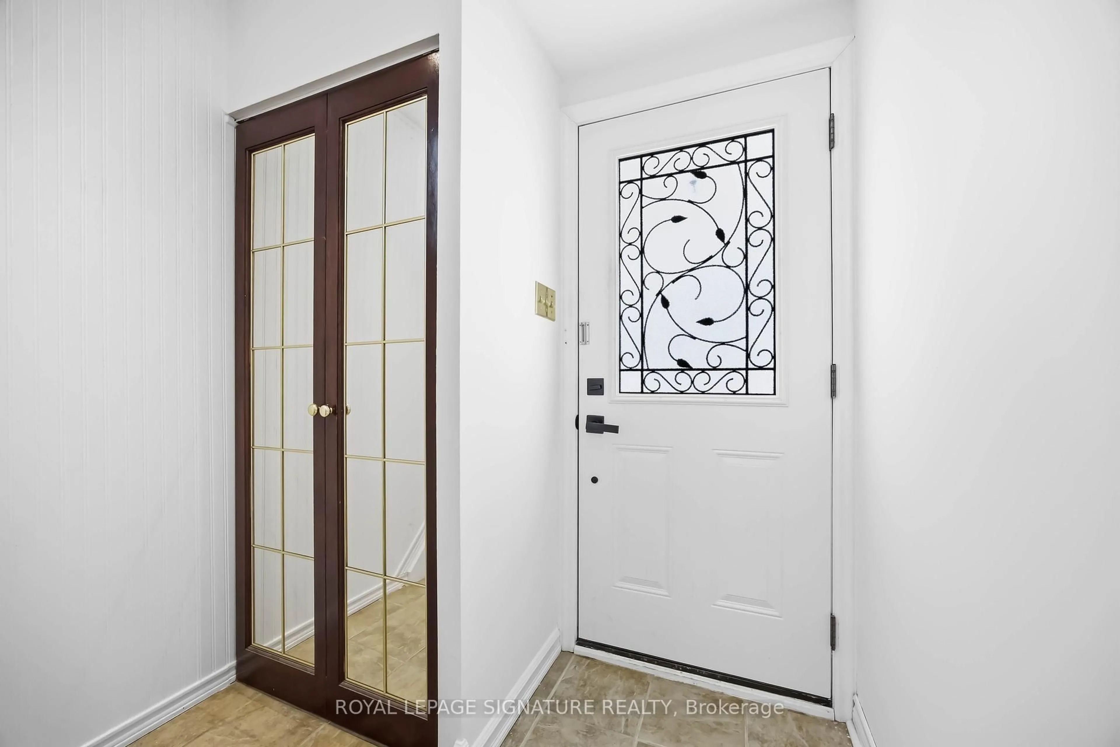 Indoor entryway for 104 Marbury Cres, Toronto Ontario M3A 2G4