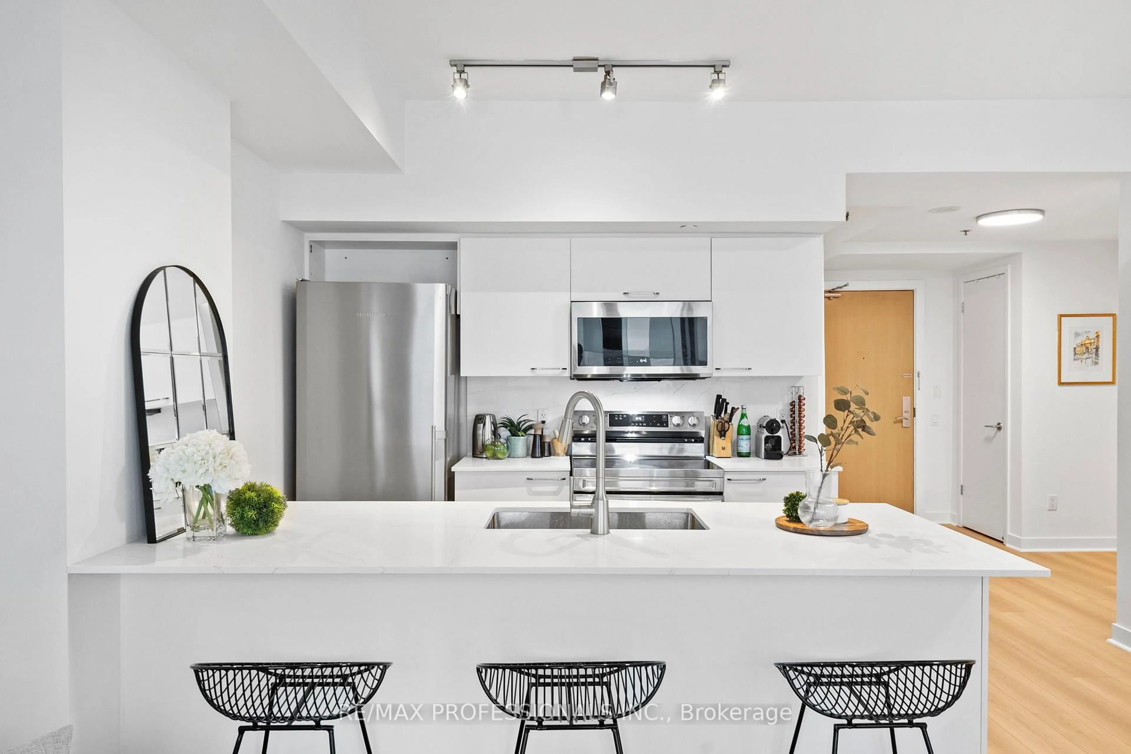 Contemporary kitchen, ceramic/tile floor for 375 King St #1505, Toronto Ontario M5V 1K5