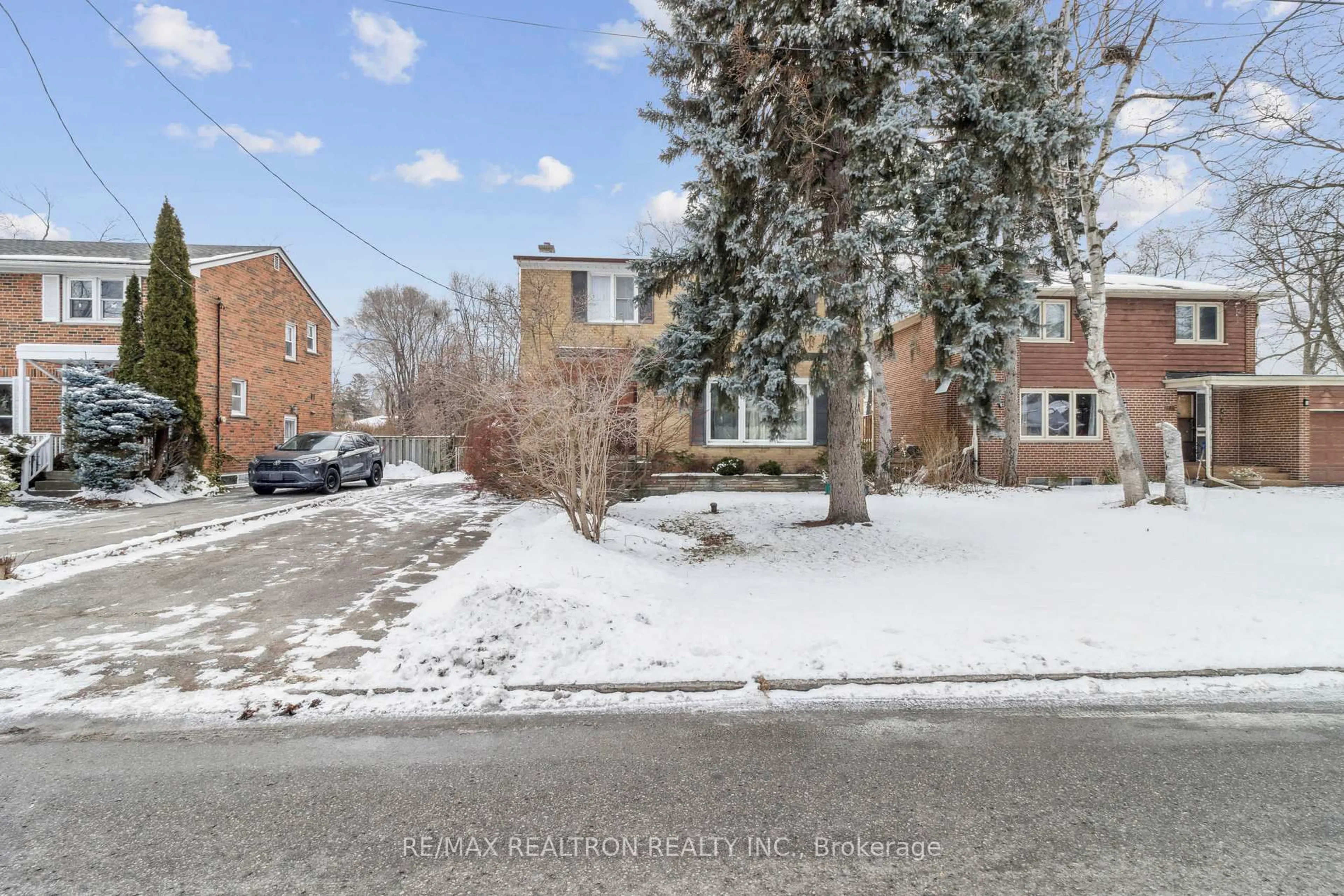 A pic from outside/outdoor area/front of a property/back of a property/a pic from drone, street for 139 Yorkview Dr, Toronto Ontario M2R 1K2
