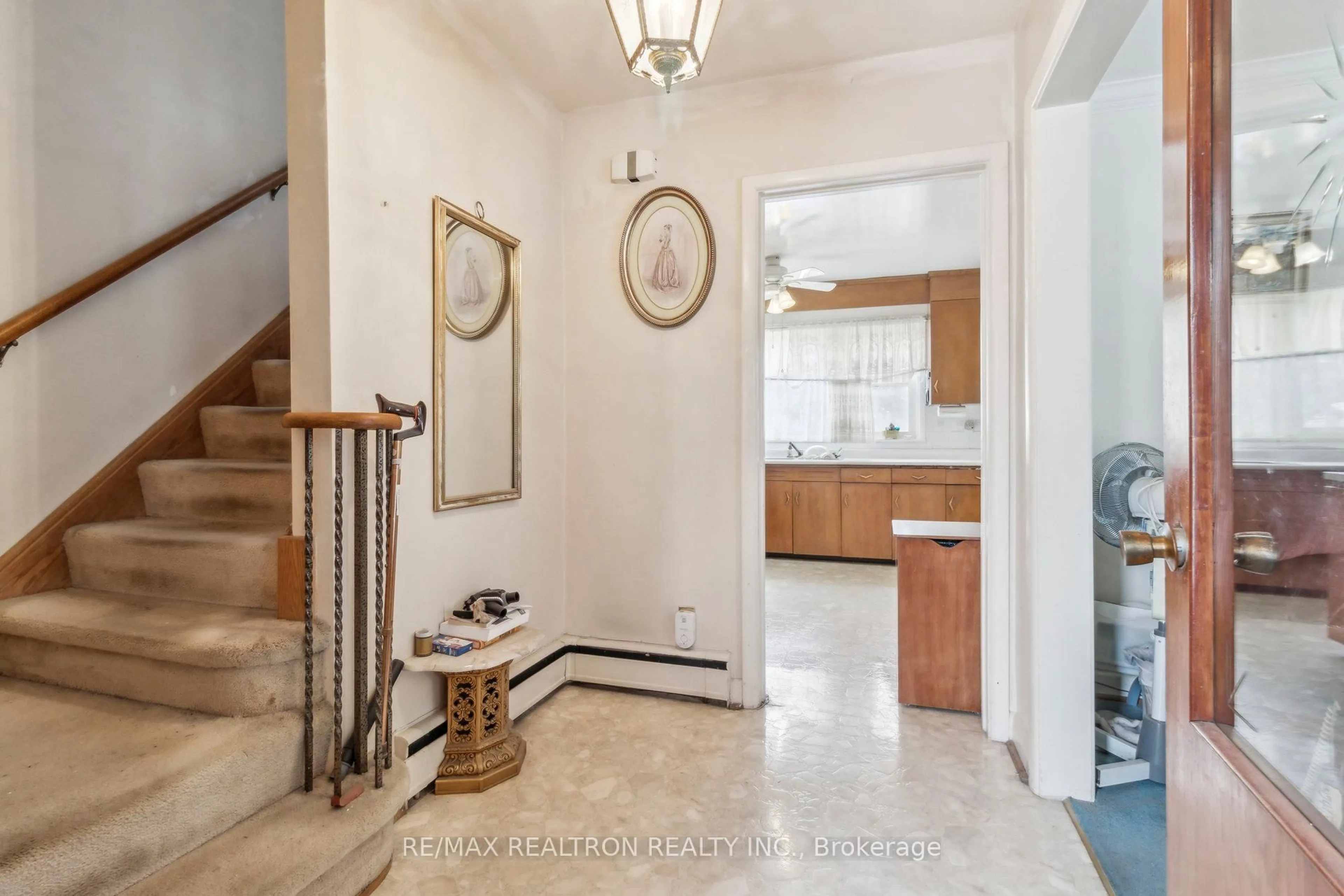 Indoor foyer for 139 Yorkview Dr, Toronto Ontario M2R 1K2