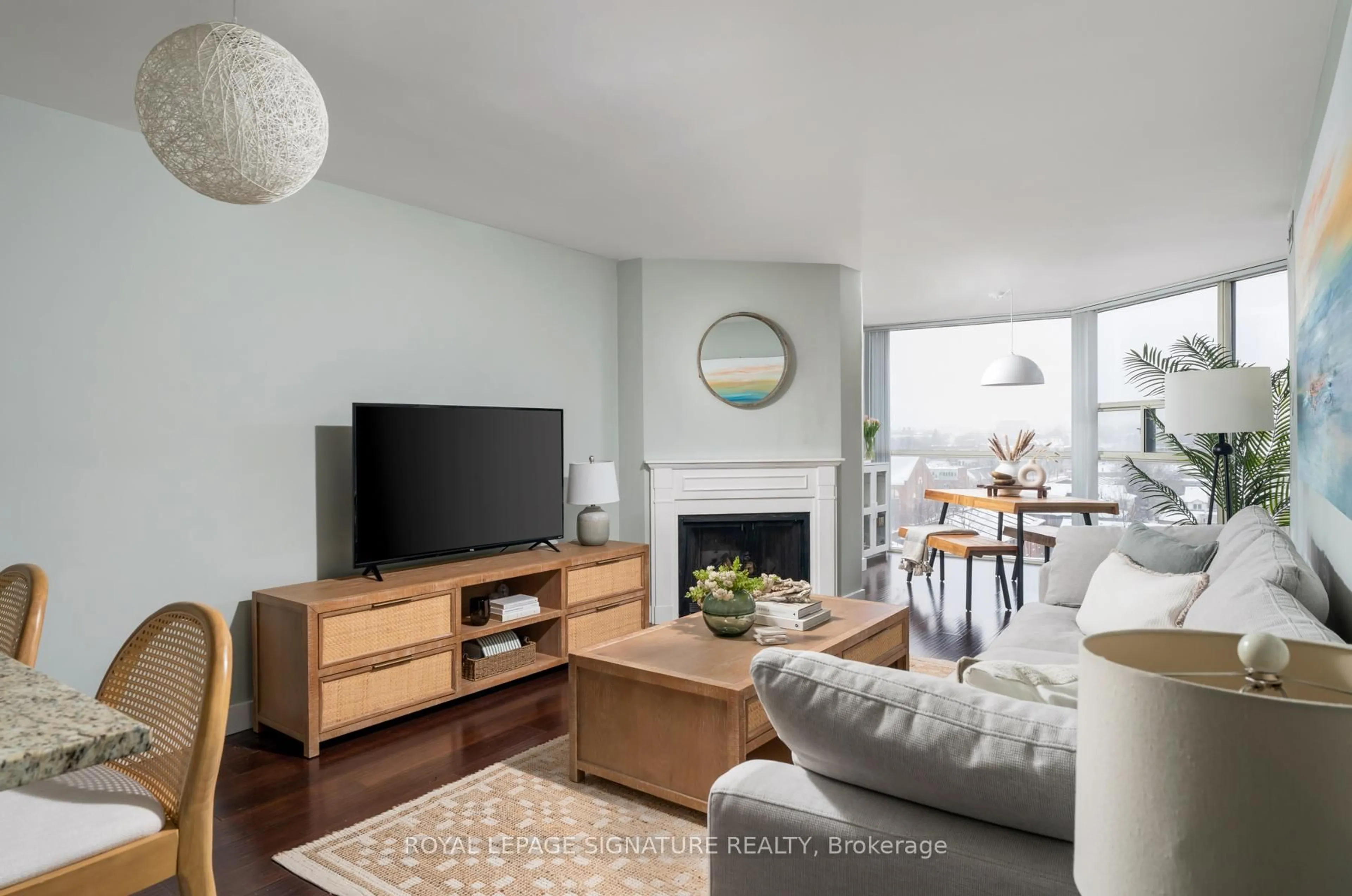 Living room with furniture, wood/laminate floor for 725 King St #903, Toronto Ontario M5V 2W9