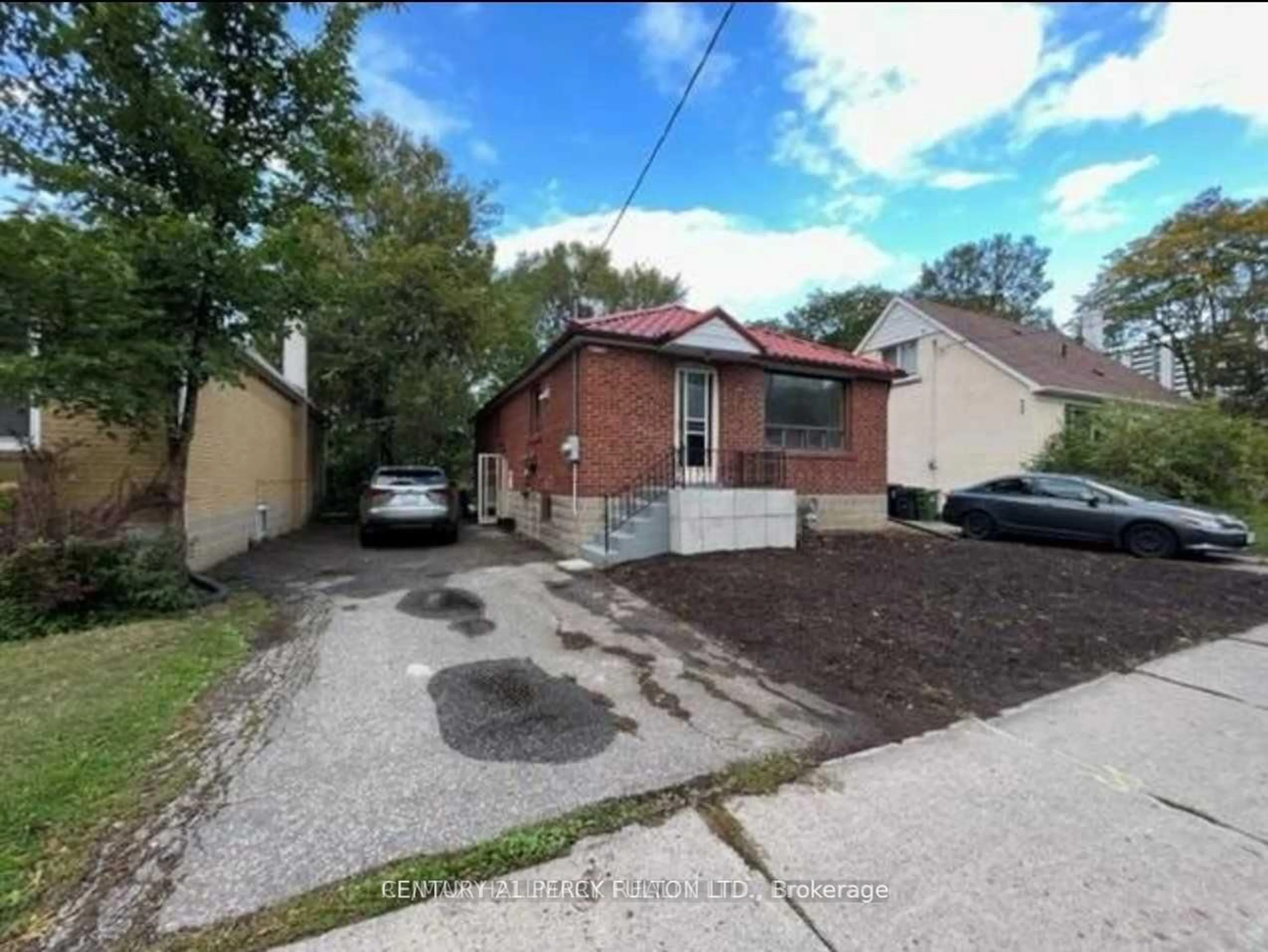 A pic from outside/outdoor area/front of a property/back of a property/a pic from drone, street for 48 Connaught Ave, Toronto Ontario M2M 1G8