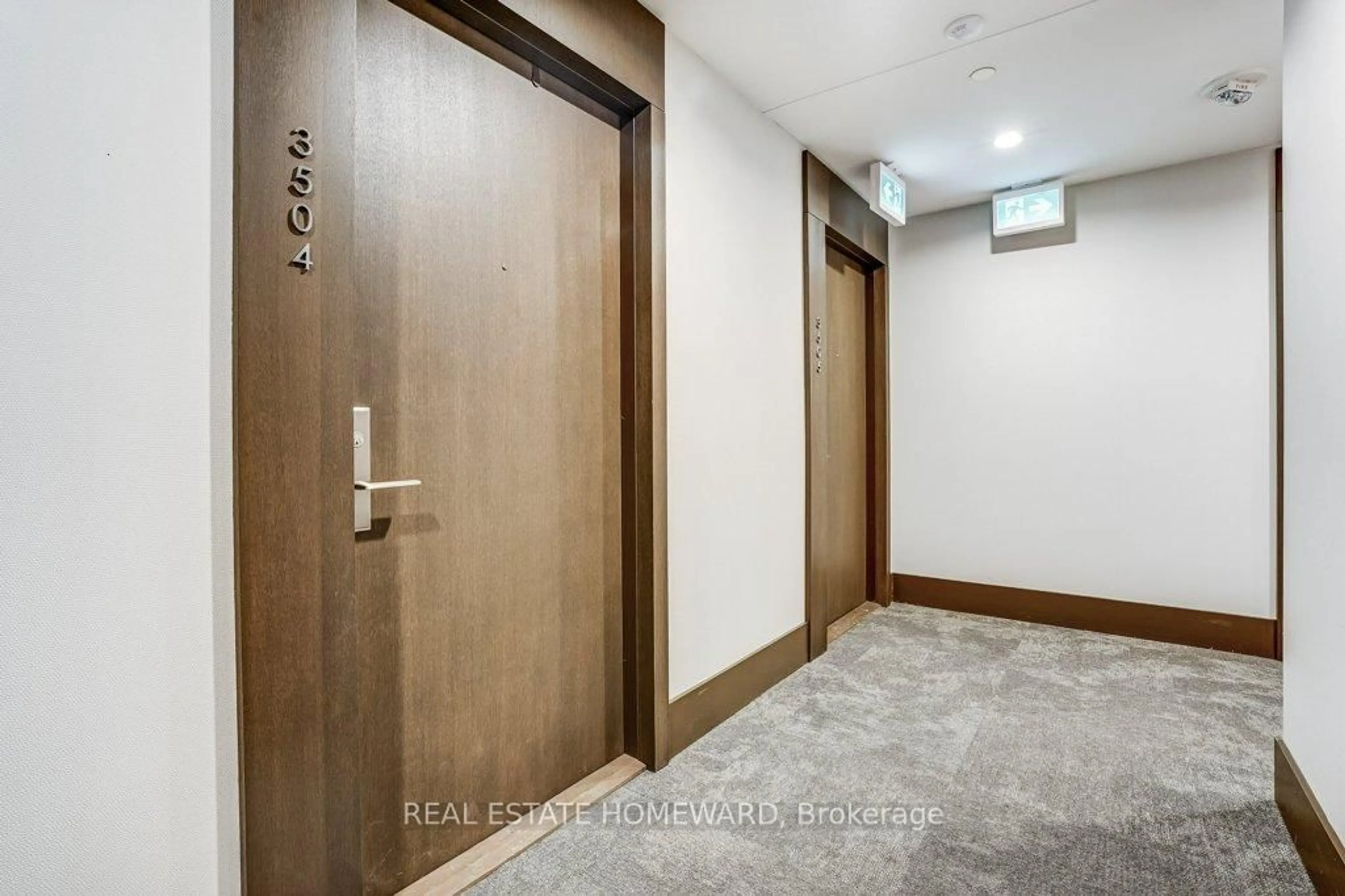 Indoor foyer for 39 Roehampton Ave #3504, Toronto Ontario M4P 1P9