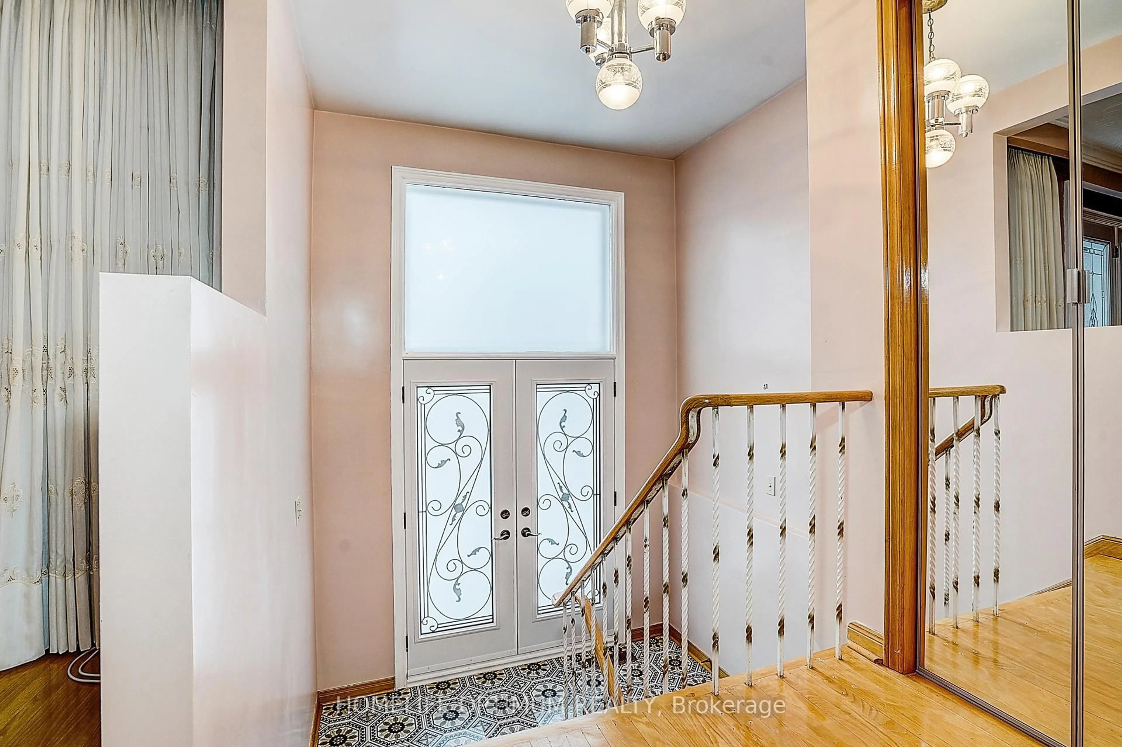Indoor foyer for 58 Hazelnut Cres, Toronto Ontario M2J 4W3