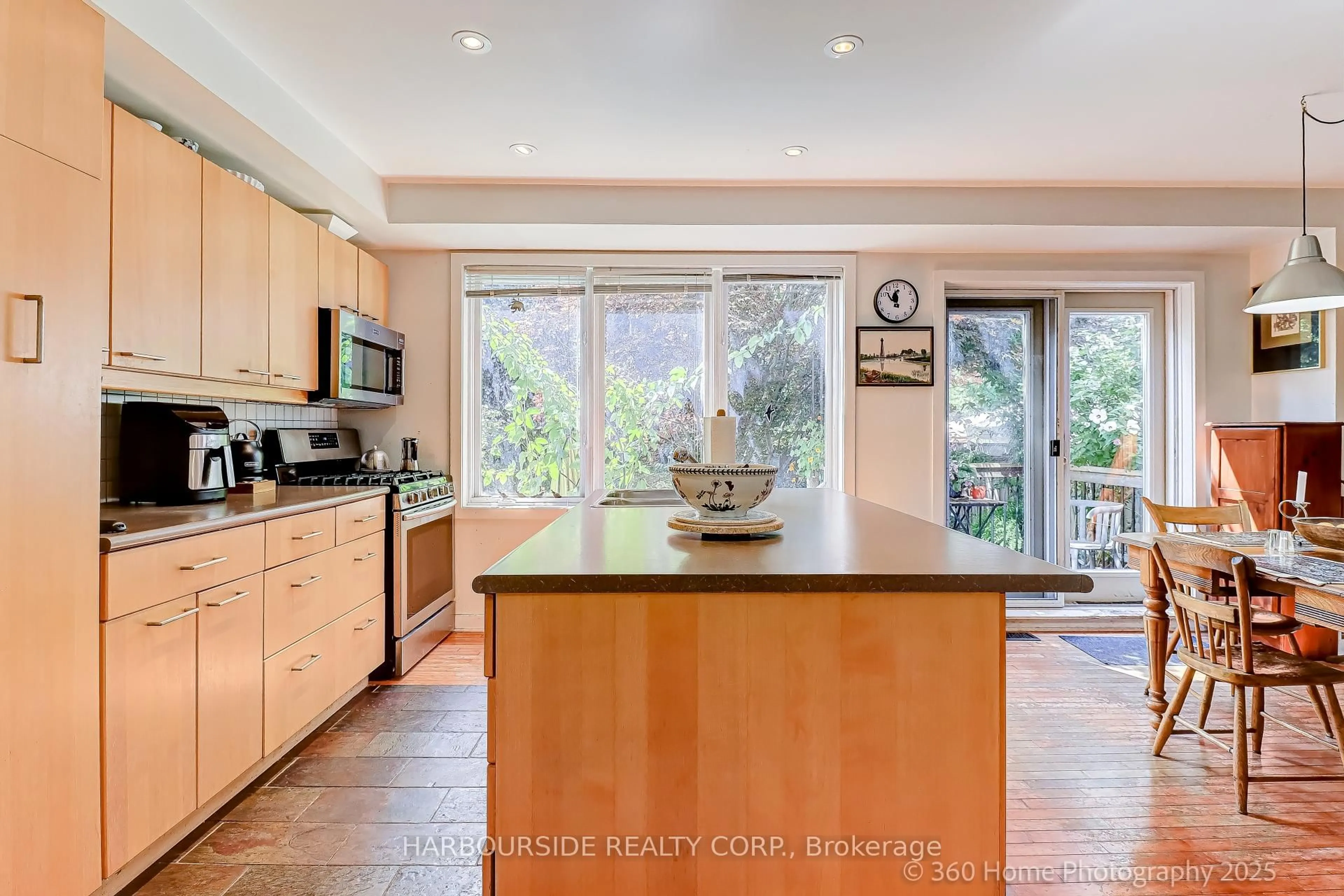 Open concept kitchen, ceramic/tile floor for 591 Broadway Ave, Toronto Ontario M4G 2S4