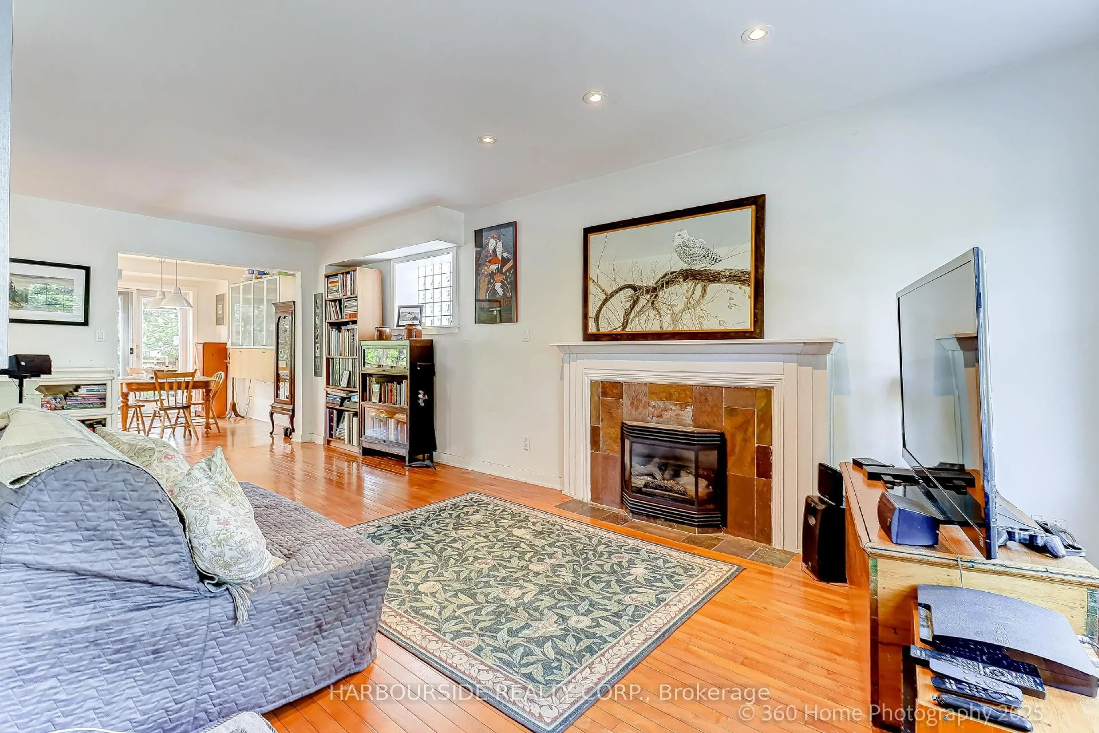 Living room with furniture, wood/laminate floor for 591 Broadway Ave, Toronto Ontario M4G 2S4