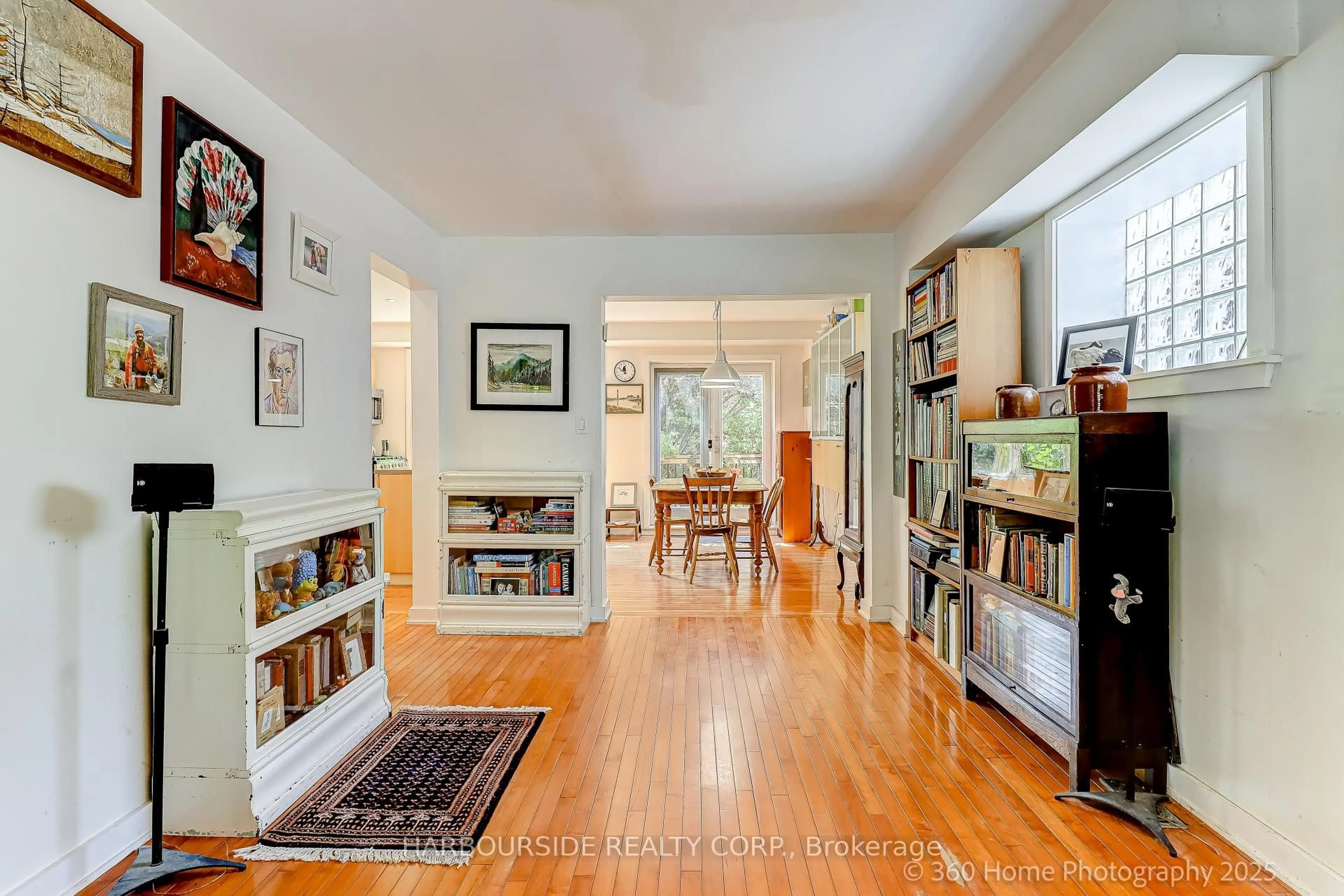 Indoor entryway for 591 Broadway Ave, Toronto Ontario M4G 2S4