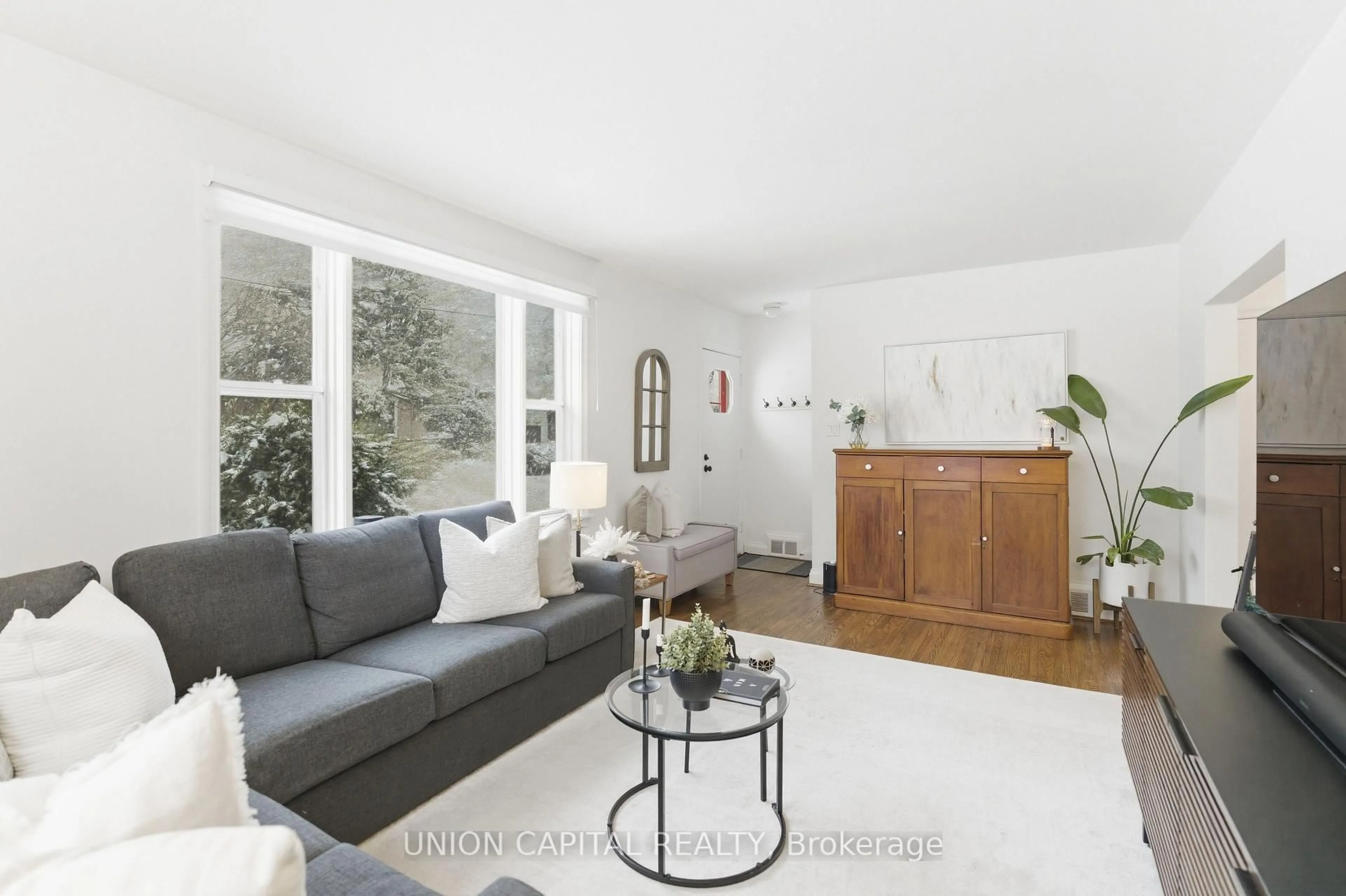 Living room with furniture, unknown for 71 Stuart Cres, Toronto Ontario M2N 1A8