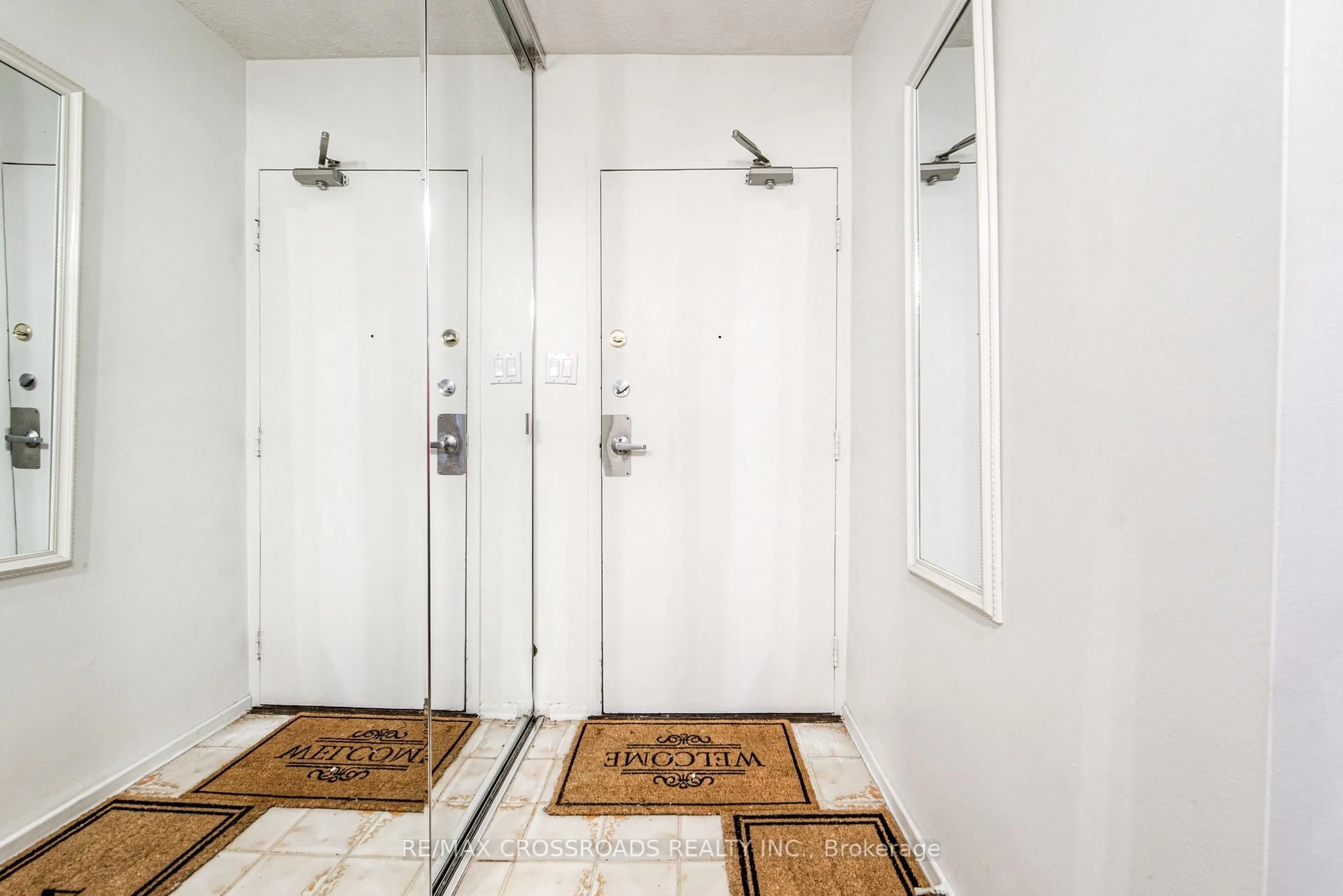 Indoor entryway for 5 Shady Gfwy #205, Toronto Ontario M3C 3A5
