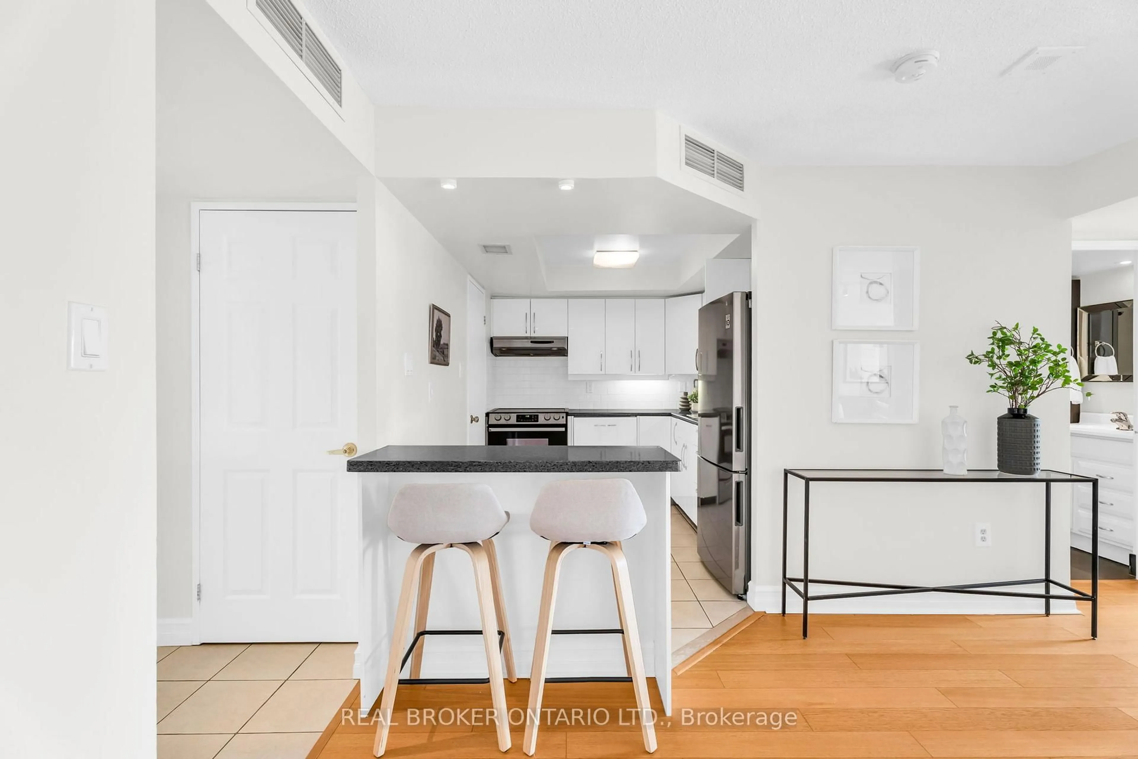 Open concept kitchen, unknown for 65 Scadding Ave #820, Toronto Ontario M5A 4L1