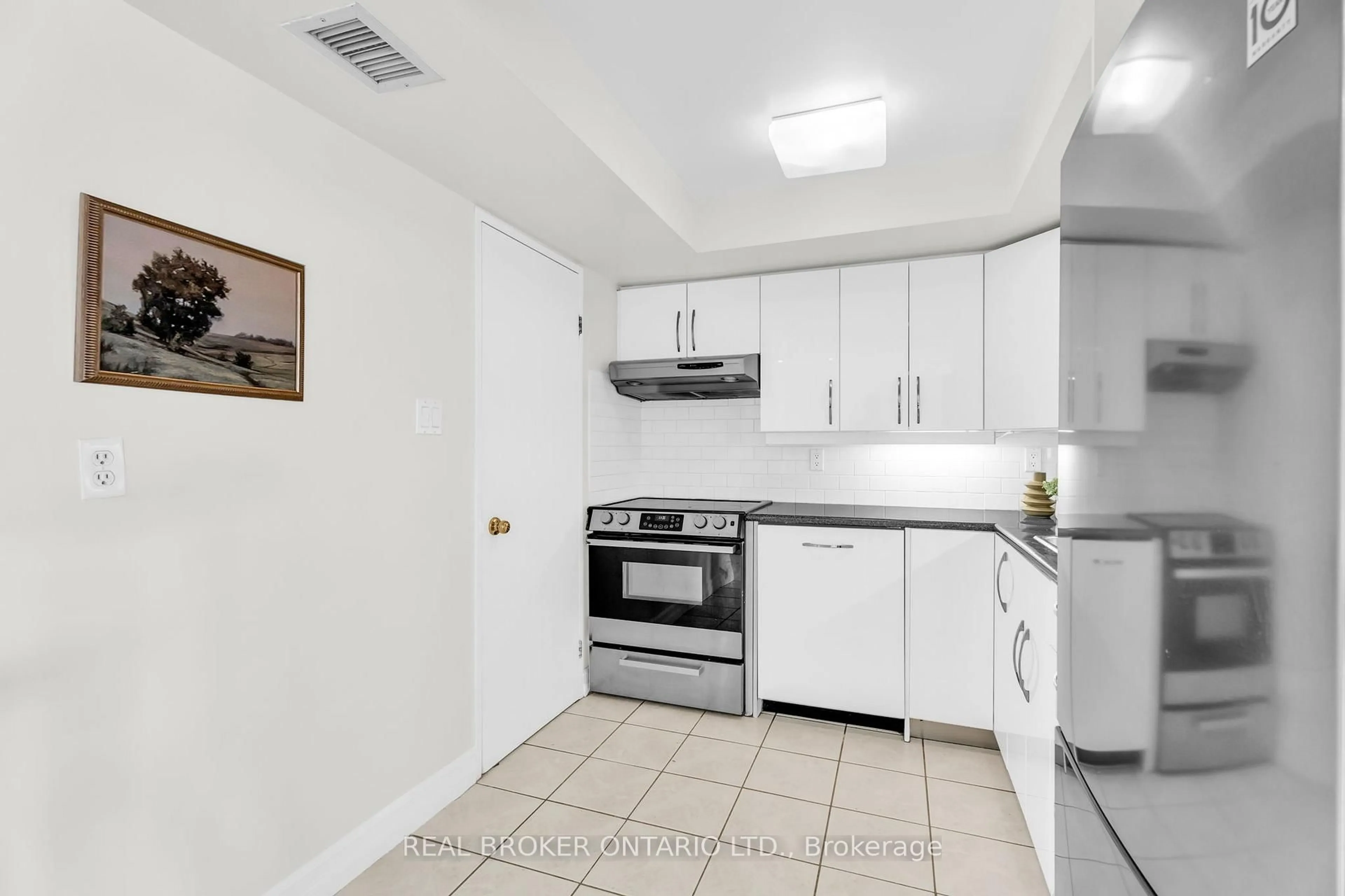 Standard kitchen, ceramic/tile floor for 65 Scadding Ave #820, Toronto Ontario M5A 4L1