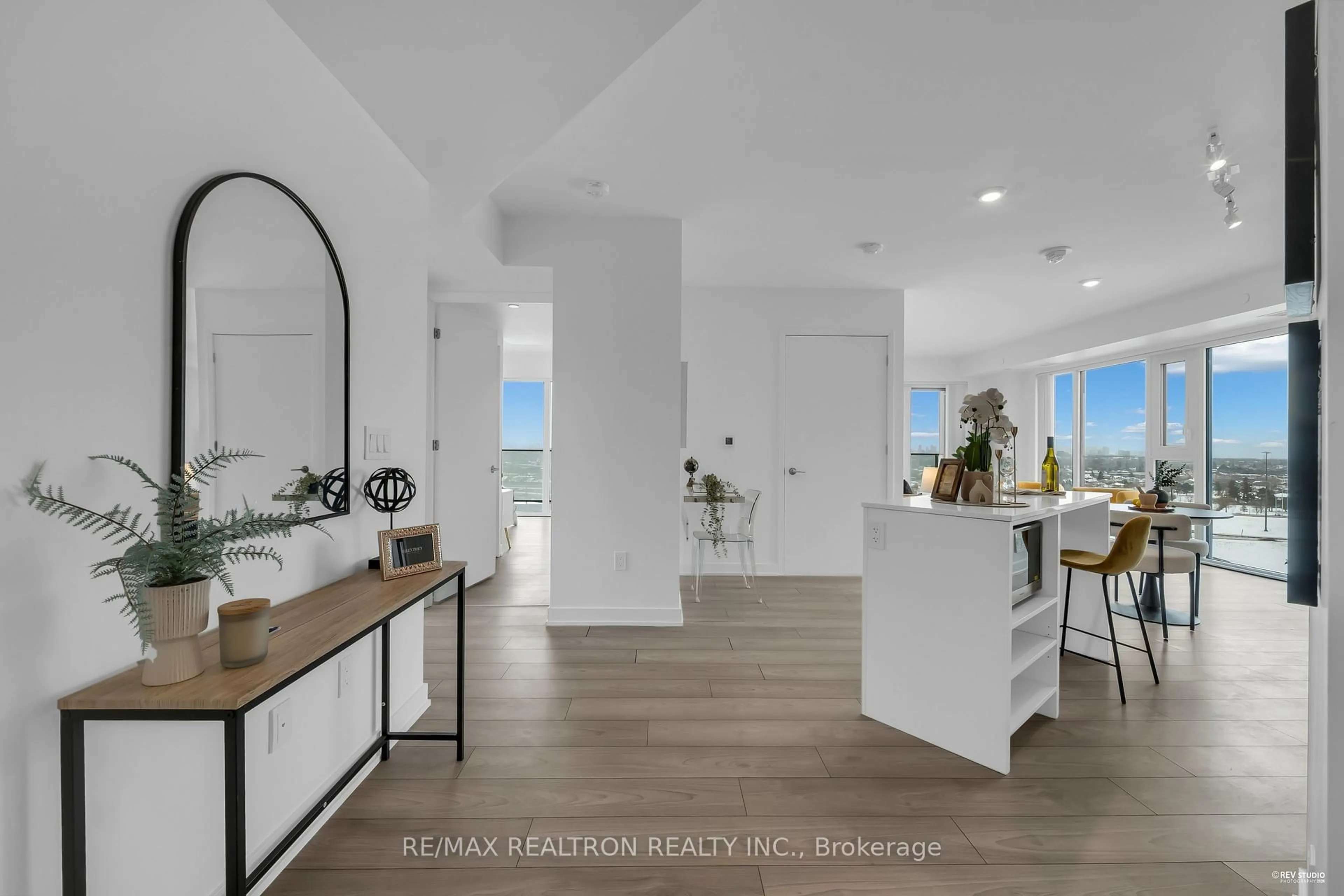 Indoor entryway for 8 Tippett Rd #1405, Toronto Ontario M3H 0E7