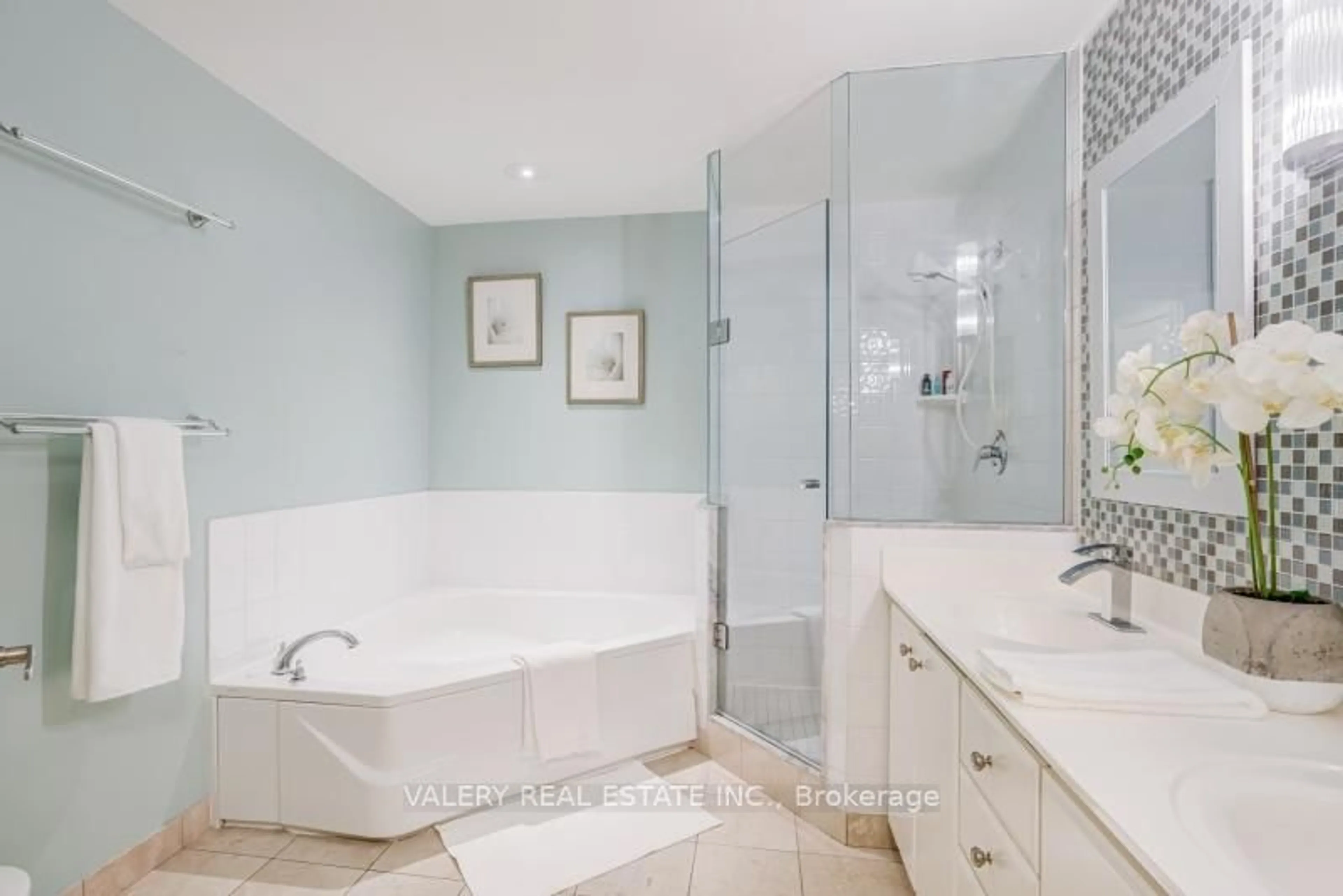 Contemporary bathroom, ceramic/tile floor for 168 Simcoe St #PH1, Toronto Ontario M5H 4C9