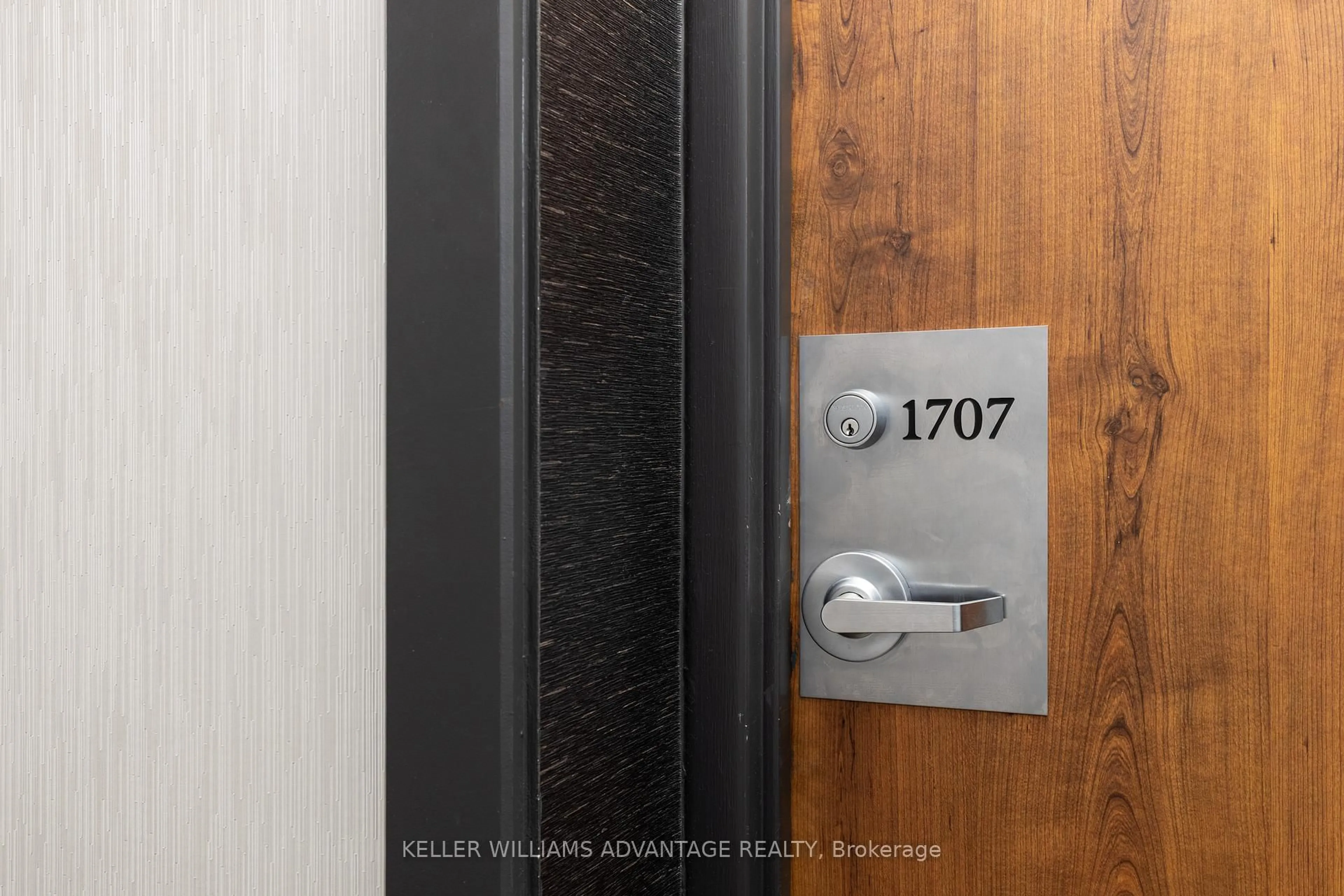 Indoor entryway for 705 King St #1707, Toronto Ontario M5V 2W8