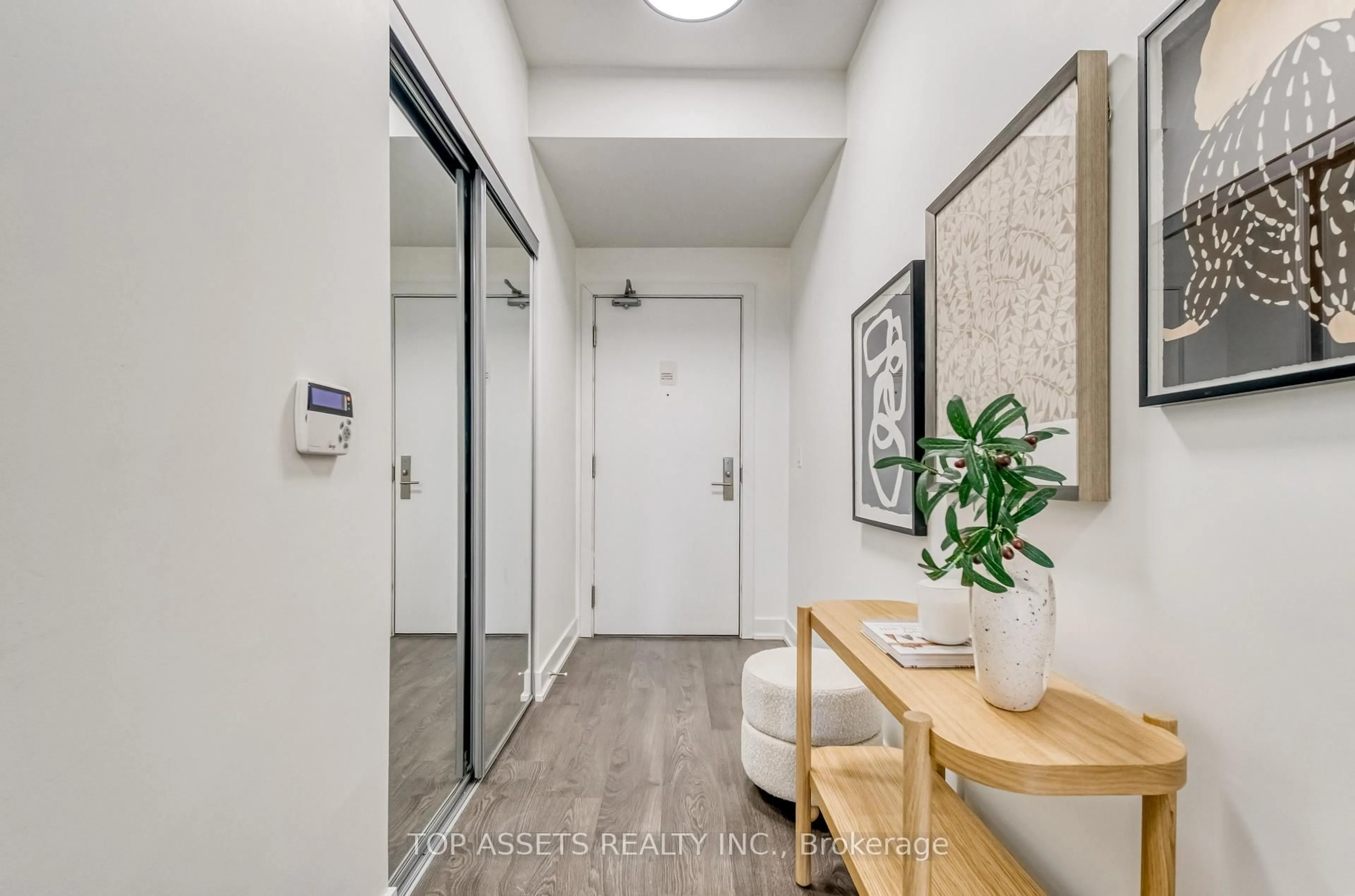 Indoor entryway for 318 Richmond St #3006, Toronto Ontario M5V 0B4