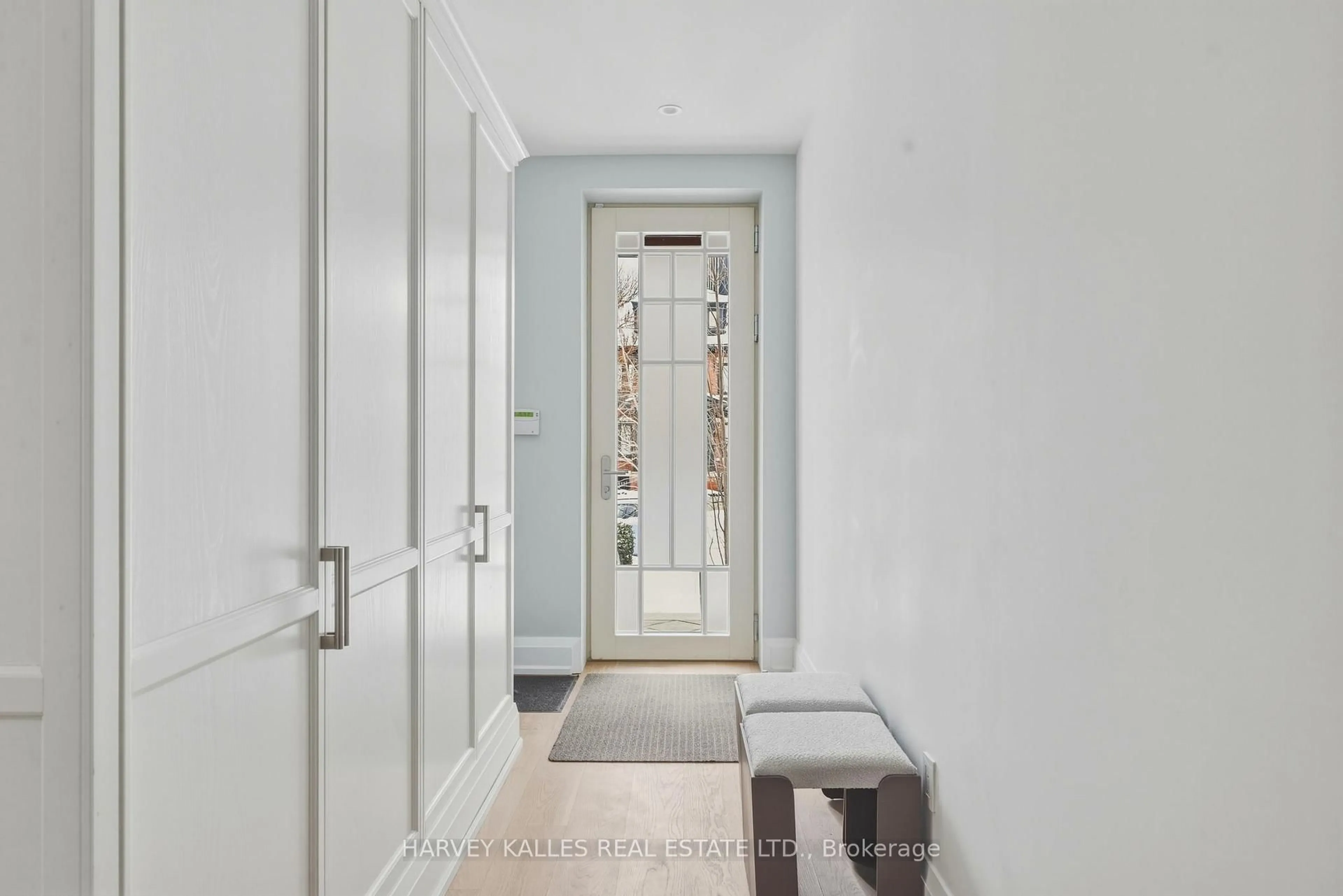 Indoor entryway for 94B Admiral Rd, Toronto Ontario M5R 2L6
