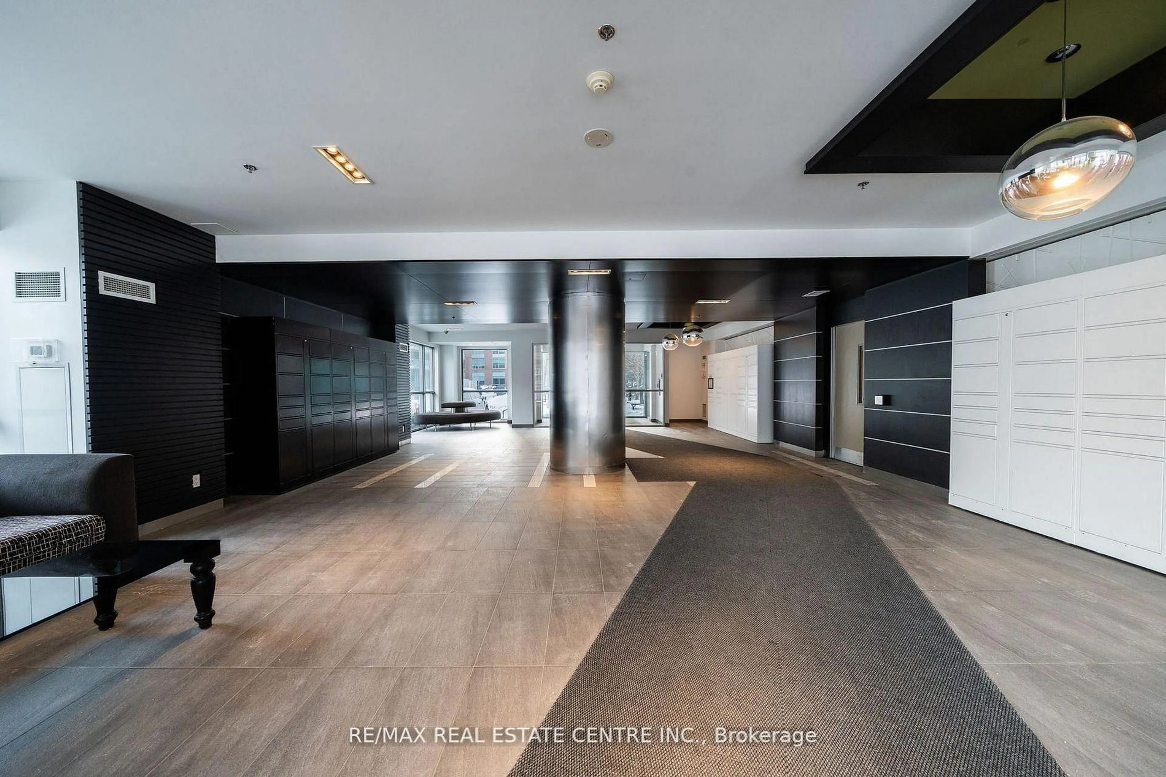 Indoor foyer for 100 Western Battery Rd #702, Toronto Ontario M6K 3S2
