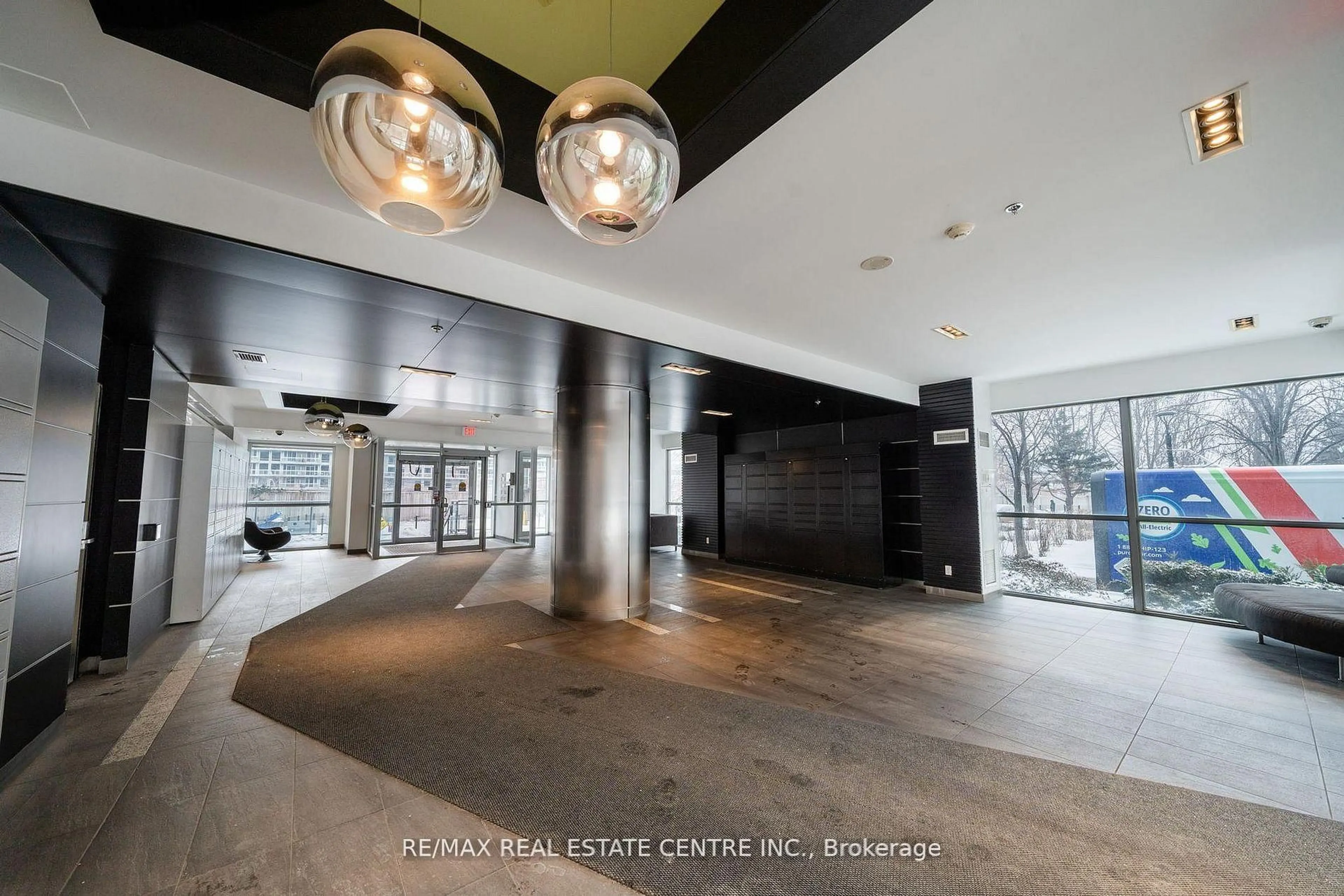 Indoor foyer for 100 Western Battery Rd #702, Toronto Ontario M6K 3S2