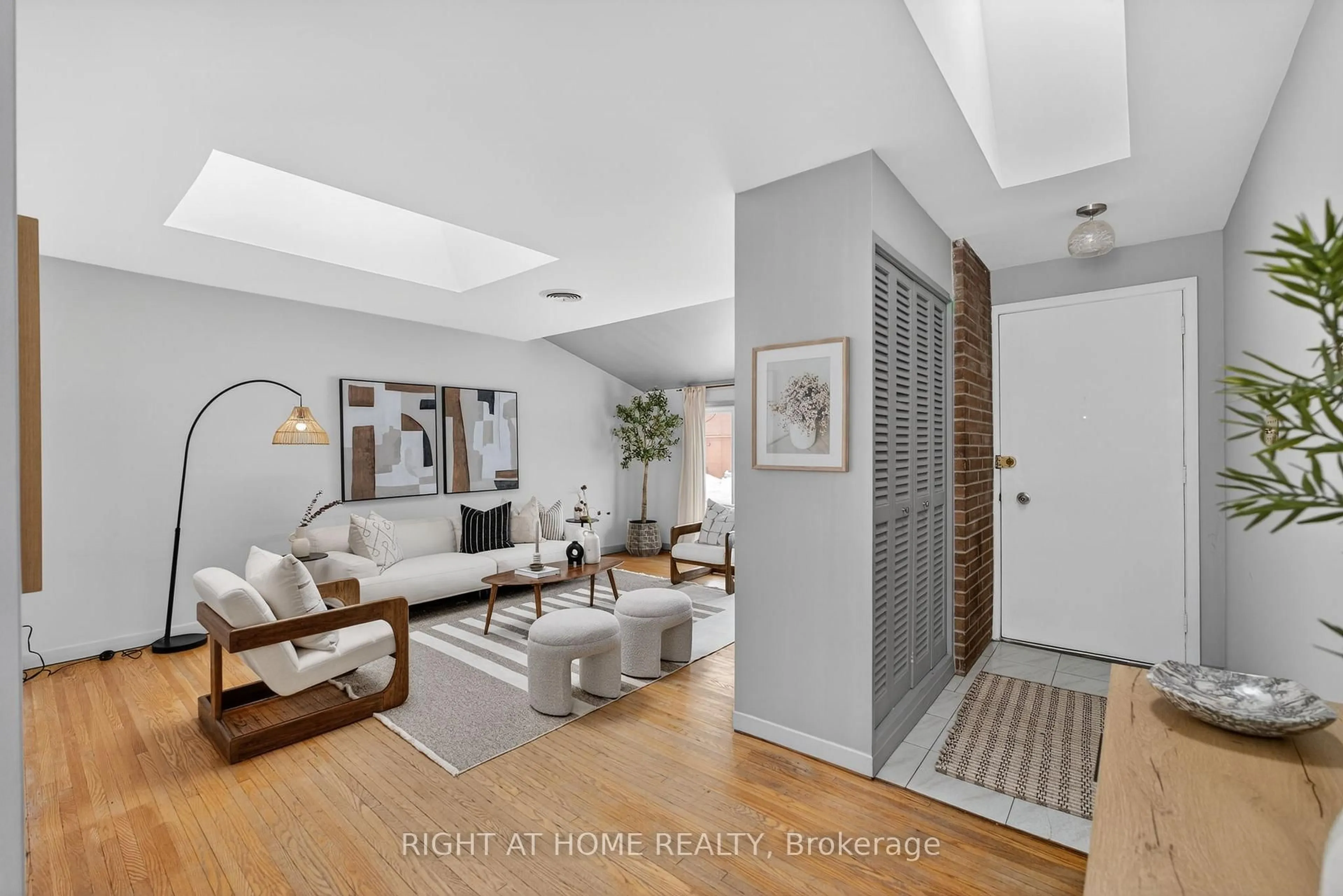 Indoor entryway for 30 Ptarmigan Cres, Toronto Ontario M3A 1W3