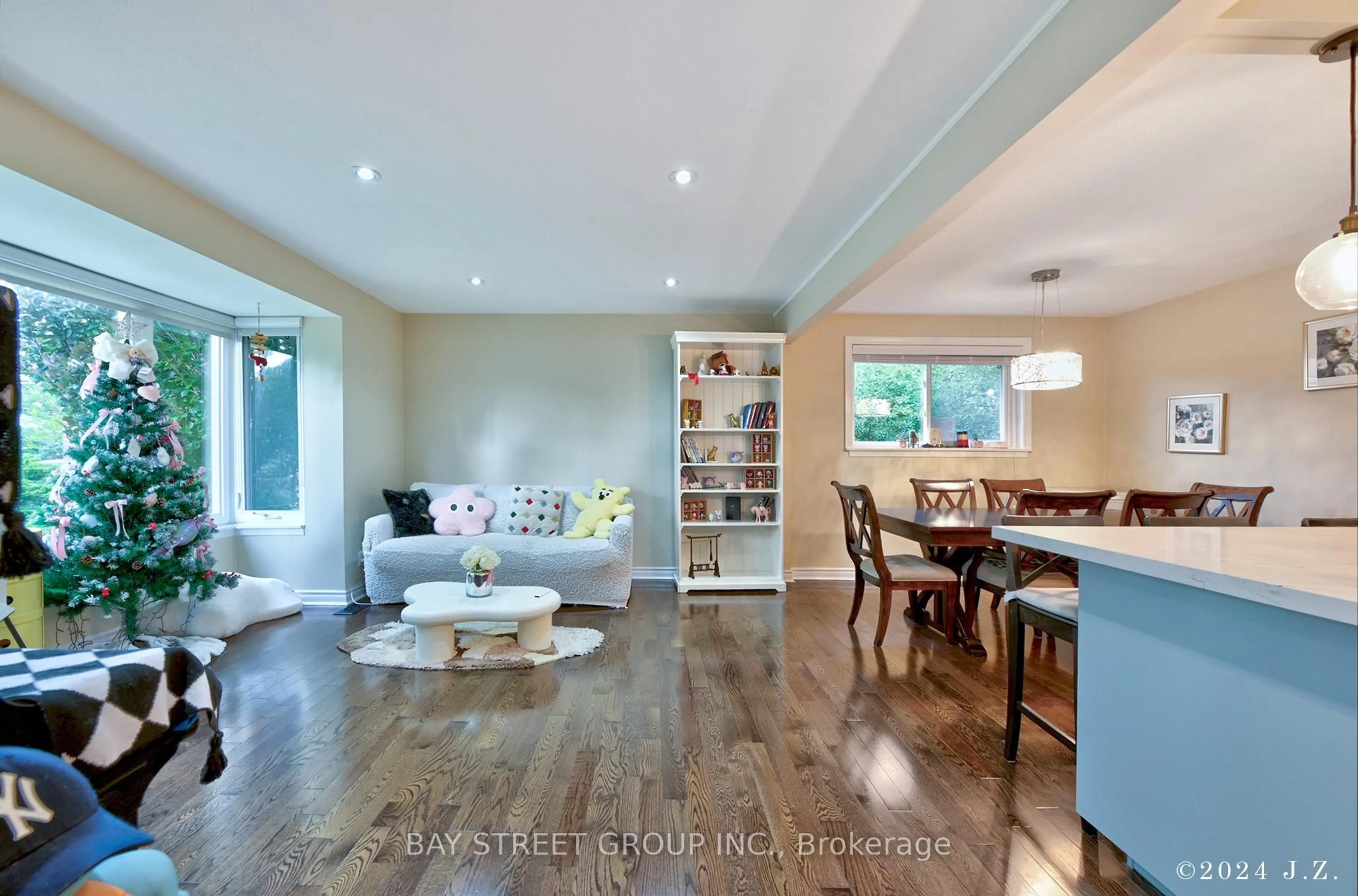 Living room with furniture, wood/laminate floor for 67 Grove Park Cres, Toronto Ontario M2J 2C7