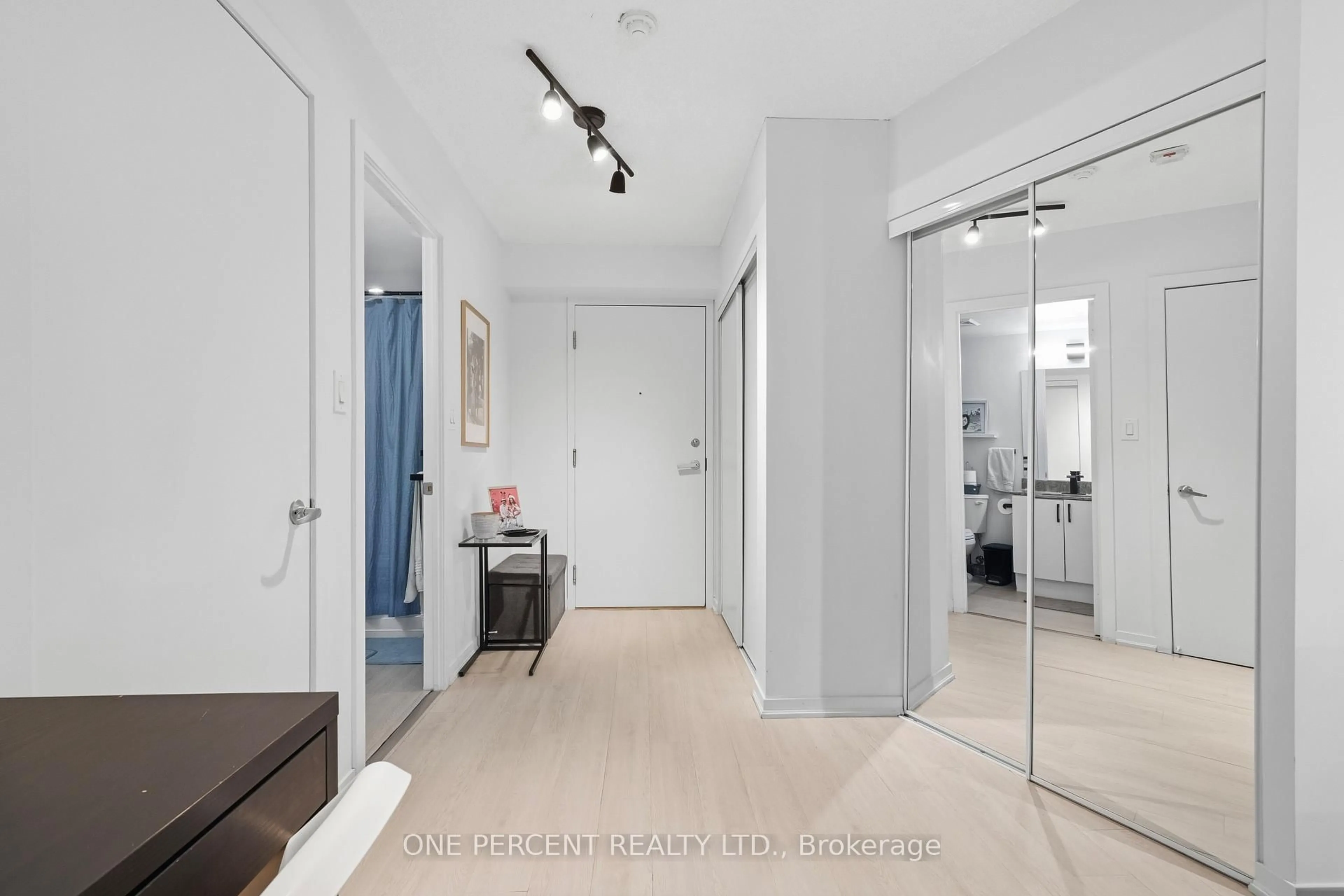 Indoor foyer for 801 Sheppard Ave #511, Toronto Ontario M3H 0A8