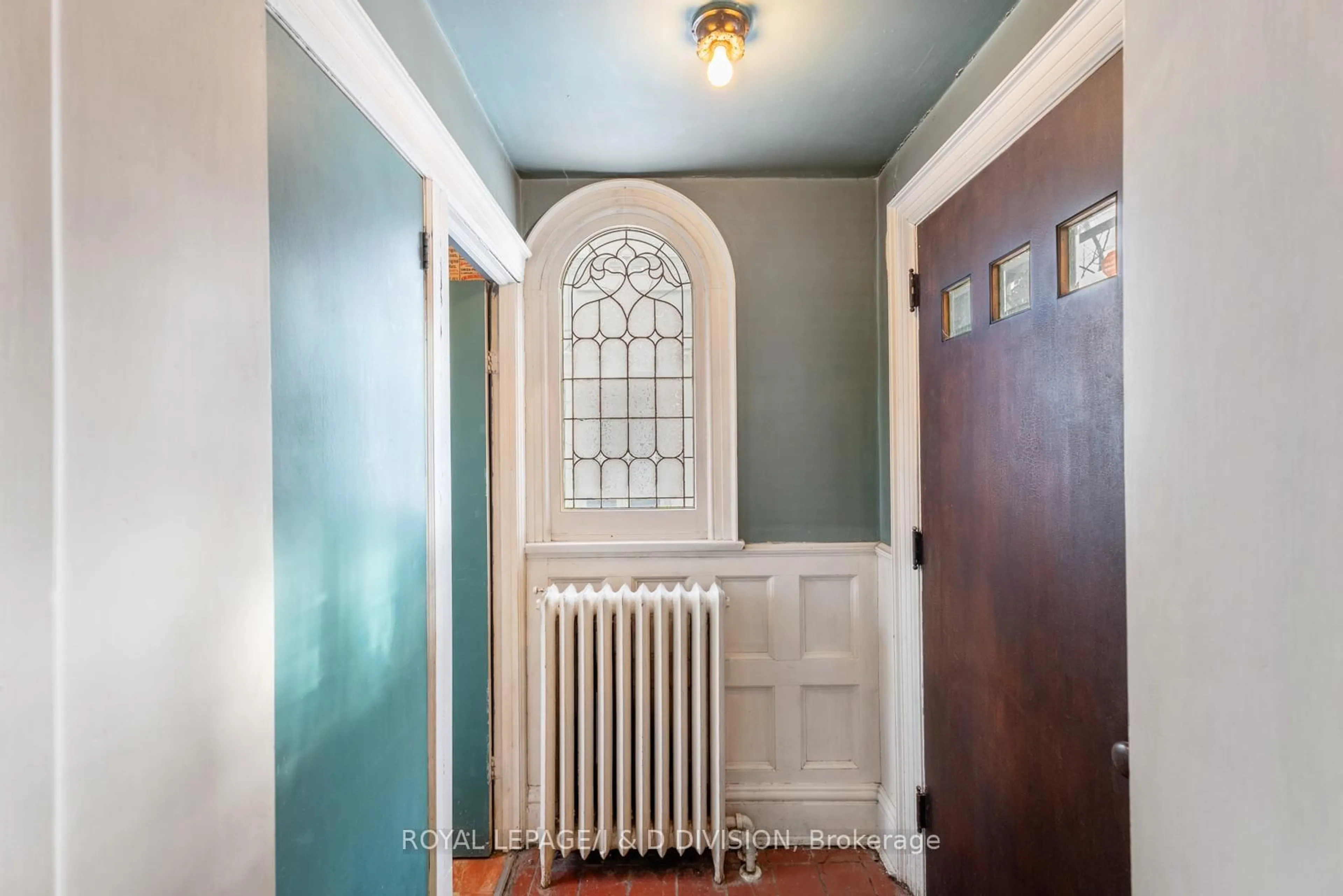 Indoor entryway for 64 Heathdale Rd, Toronto Ontario M6C 1M8