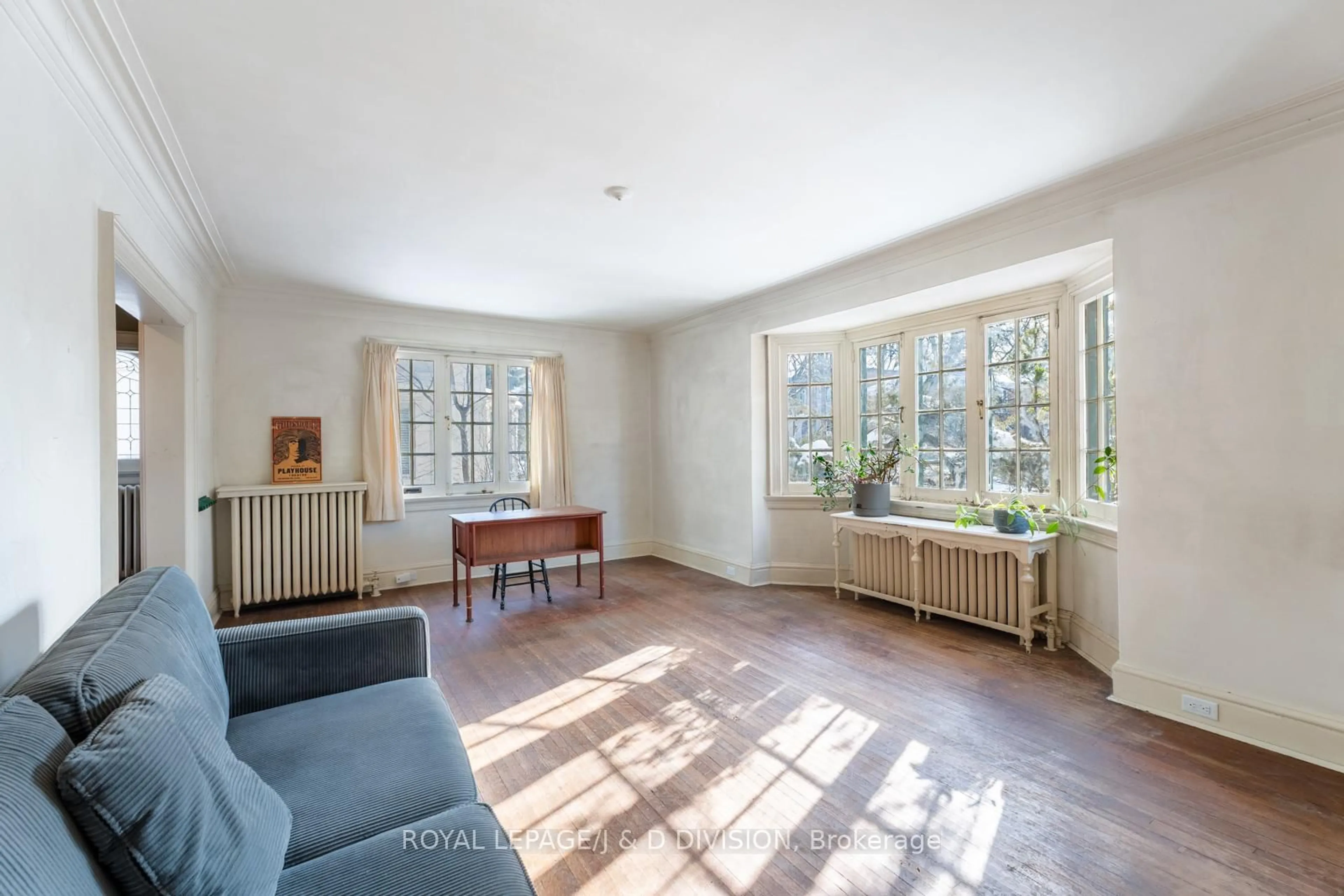 Living room with furniture, unknown for 64 Heathdale Rd, Toronto Ontario M6C 1M8