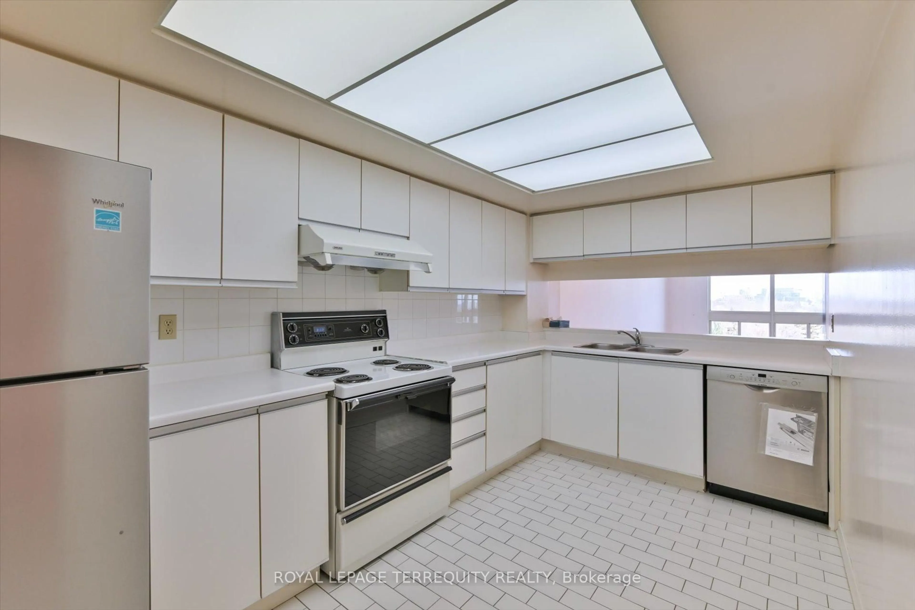 Standard kitchen, ceramic/tile floor for 5 Kenneth Ave #907, Toronto Ontario M2N 6M7