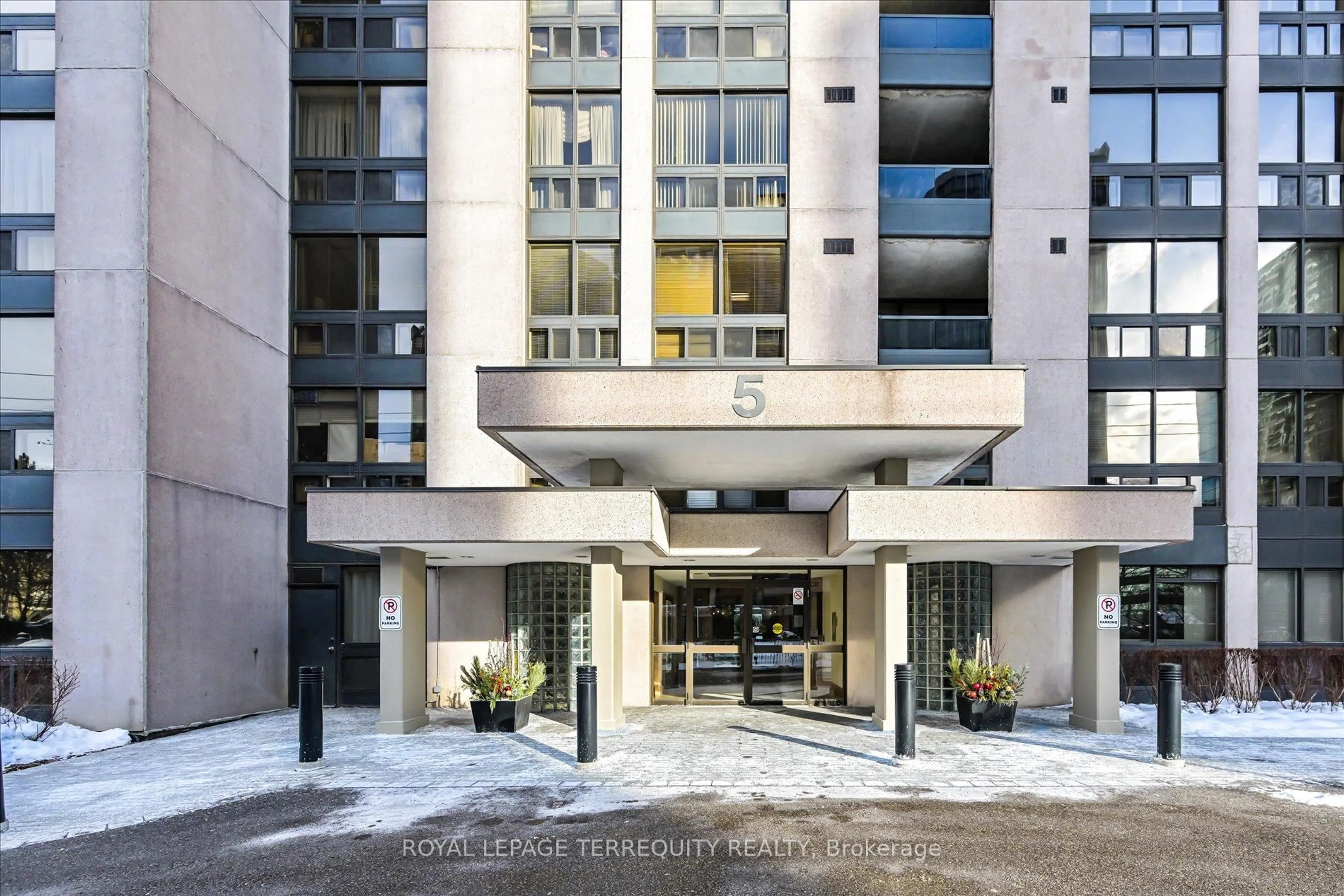 Indoor foyer for 5 Kenneth Ave #907, Toronto Ontario M2N 6M7