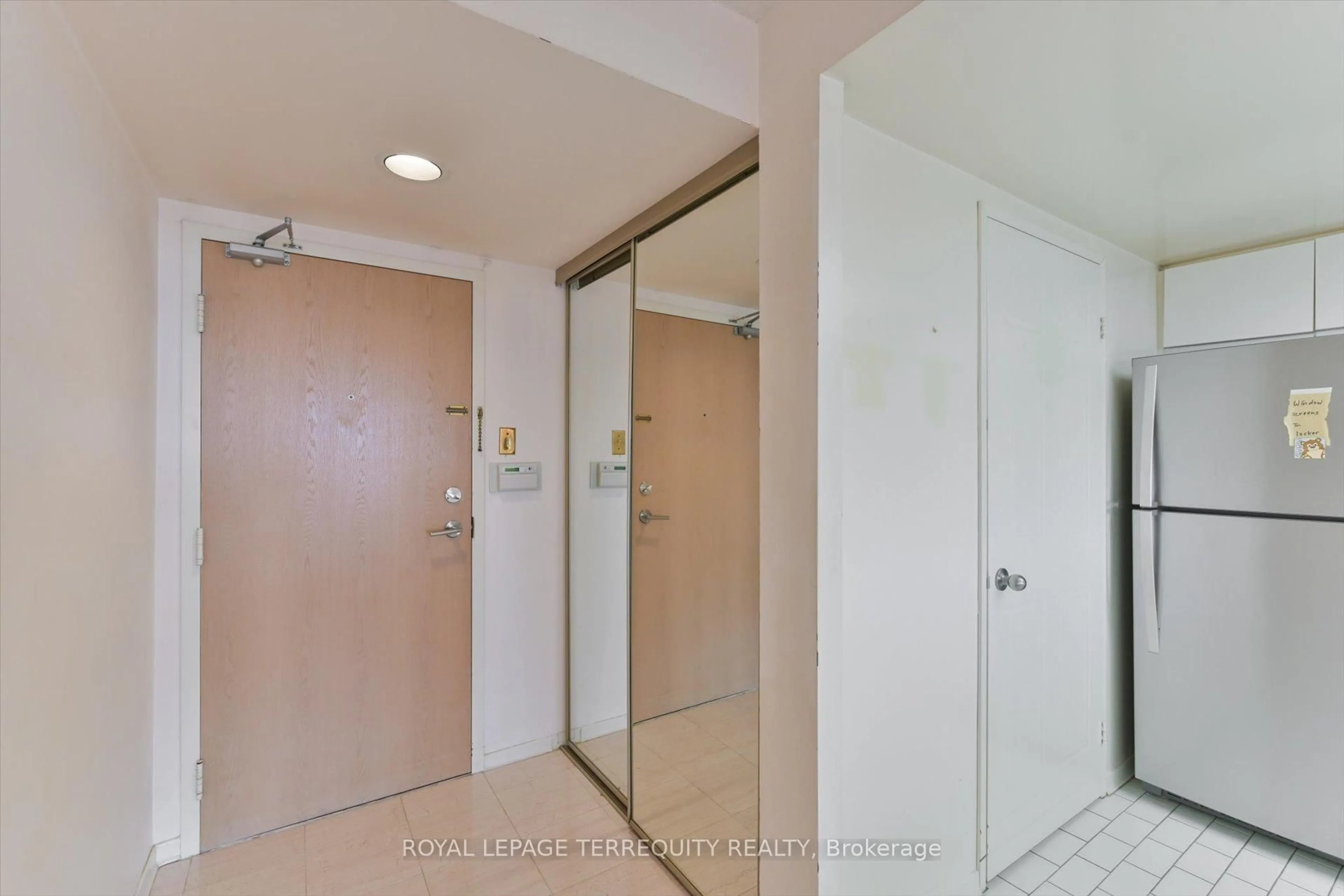 Indoor foyer for 5 Kenneth Ave #907, Toronto Ontario M2N 6M7