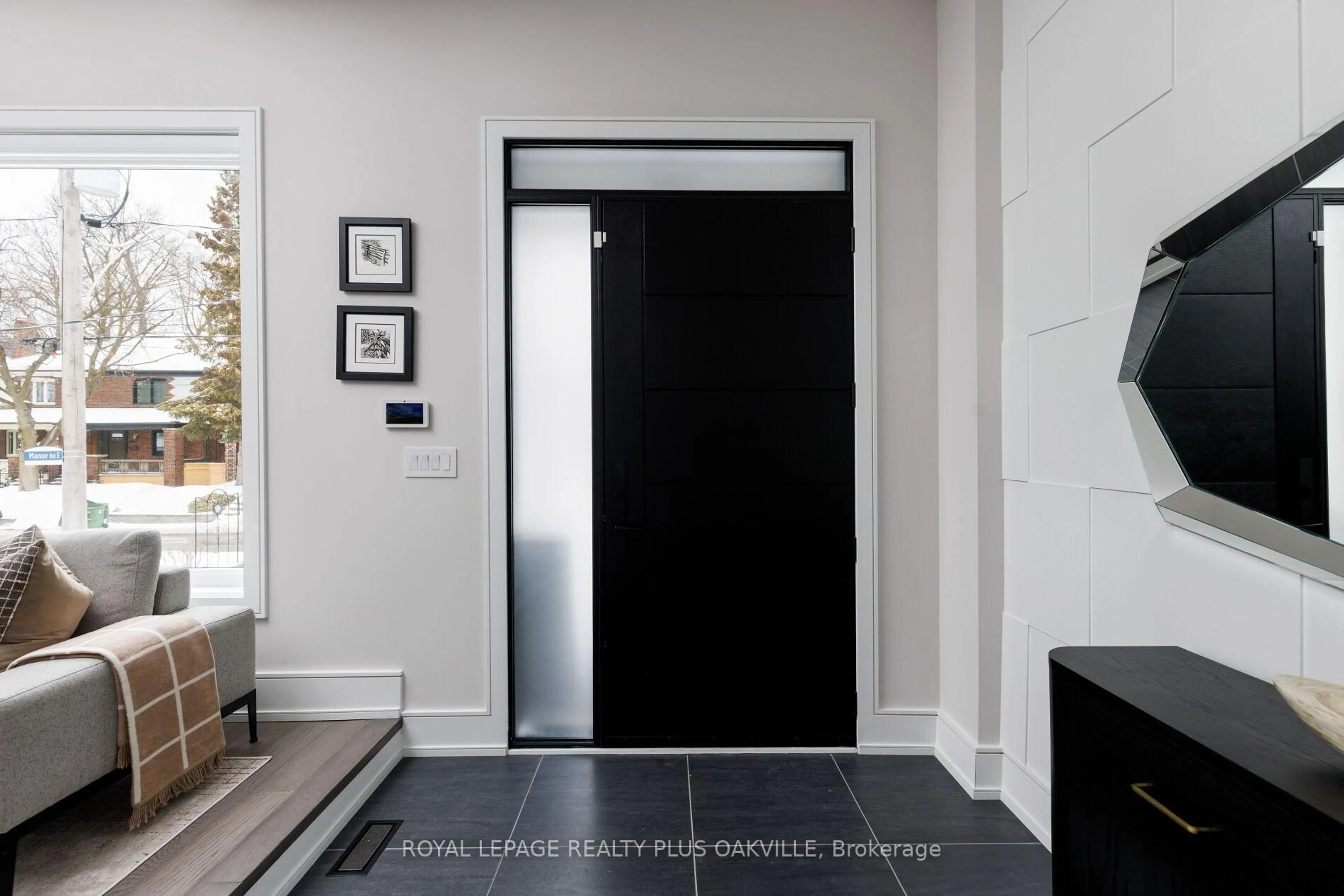 Indoor entryway for 367 Manor Rd, Toronto Ontario M4S 1S7