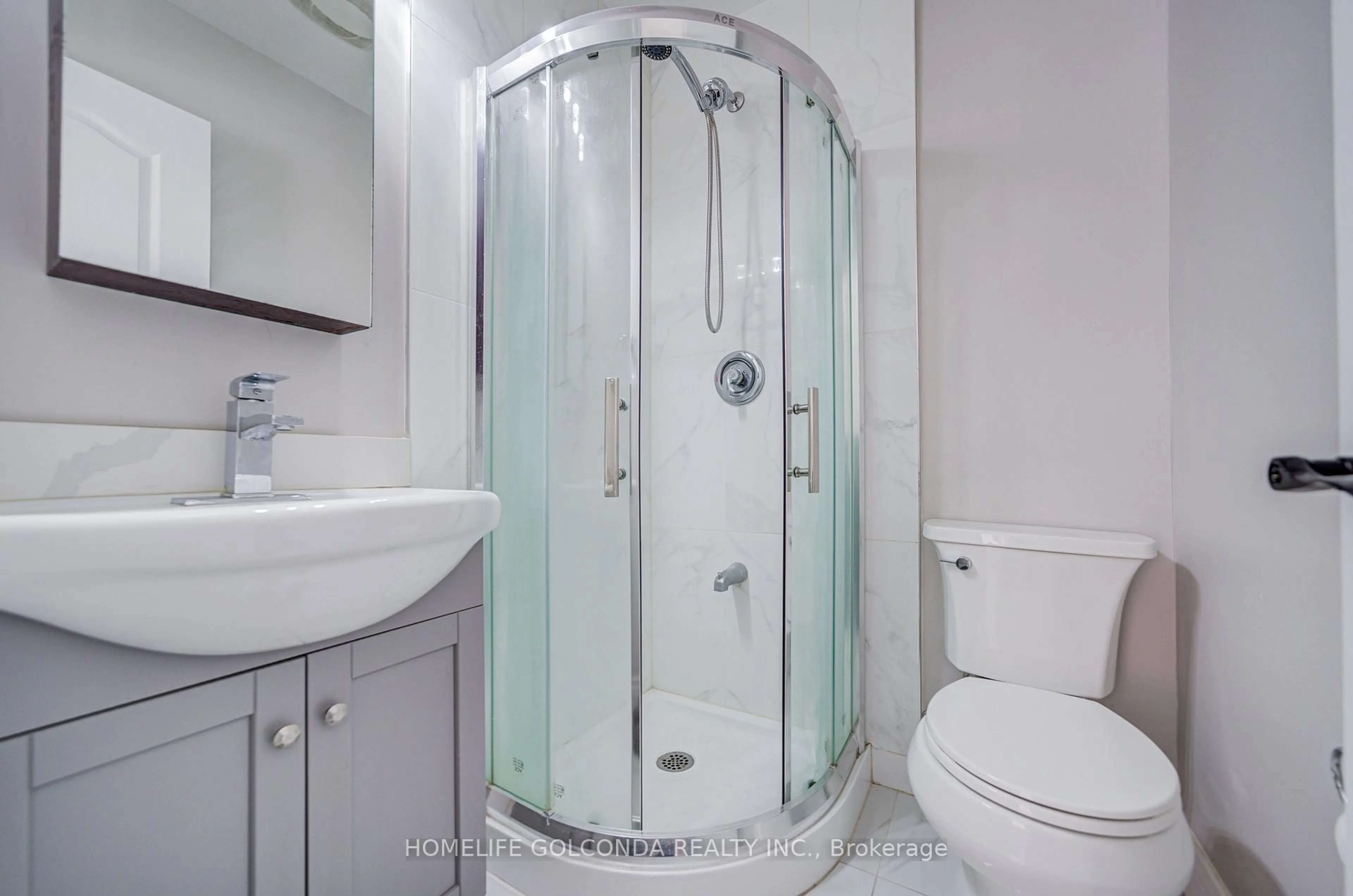 Standard bathroom, ceramic/tile floor for 59 Wolseley St, Toronto Ontario M5T 1A4