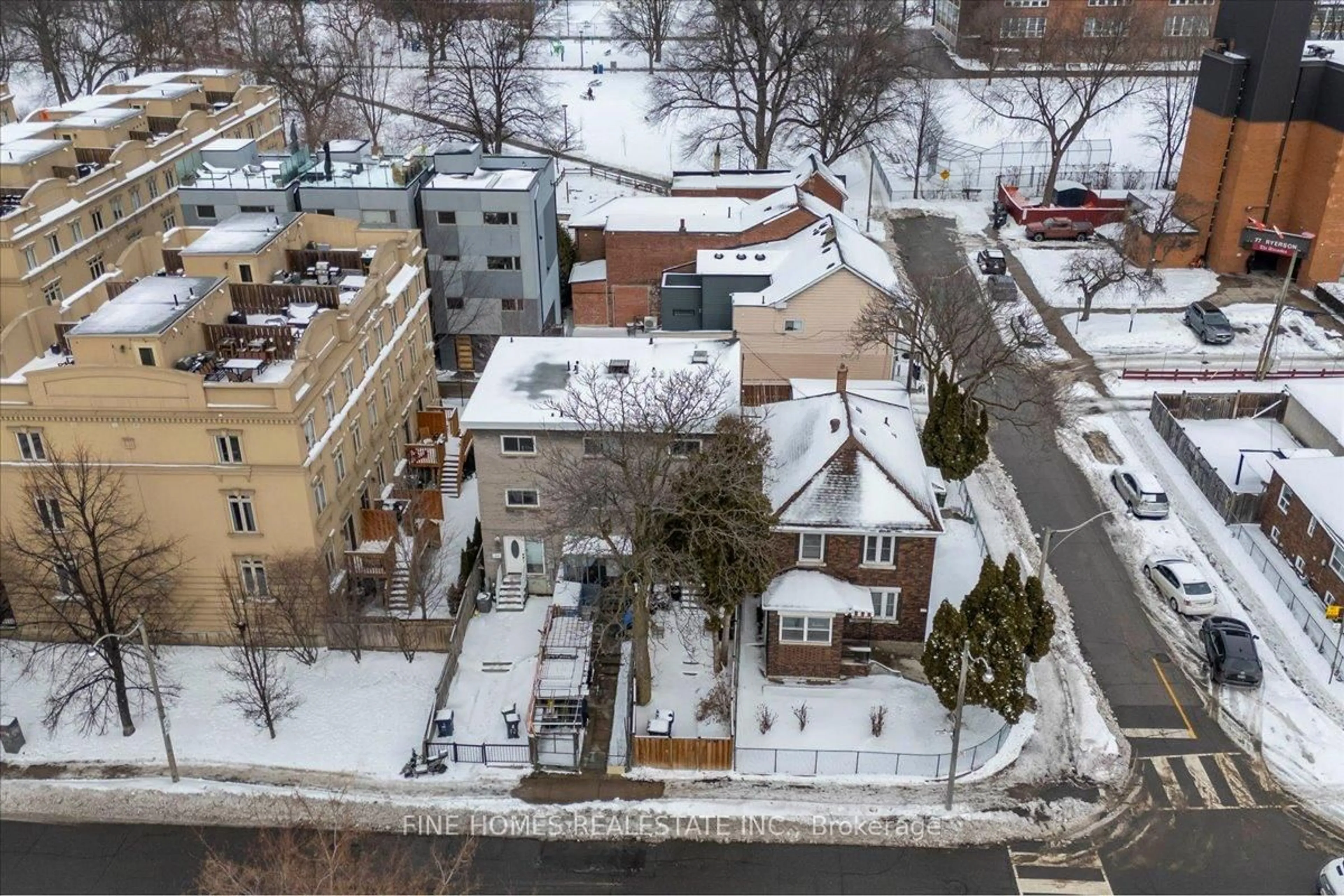 A pic from outside/outdoor area/front of a property/back of a property/a pic from drone, street for 48 Carr St, Toronto Ontario M5T 1B7