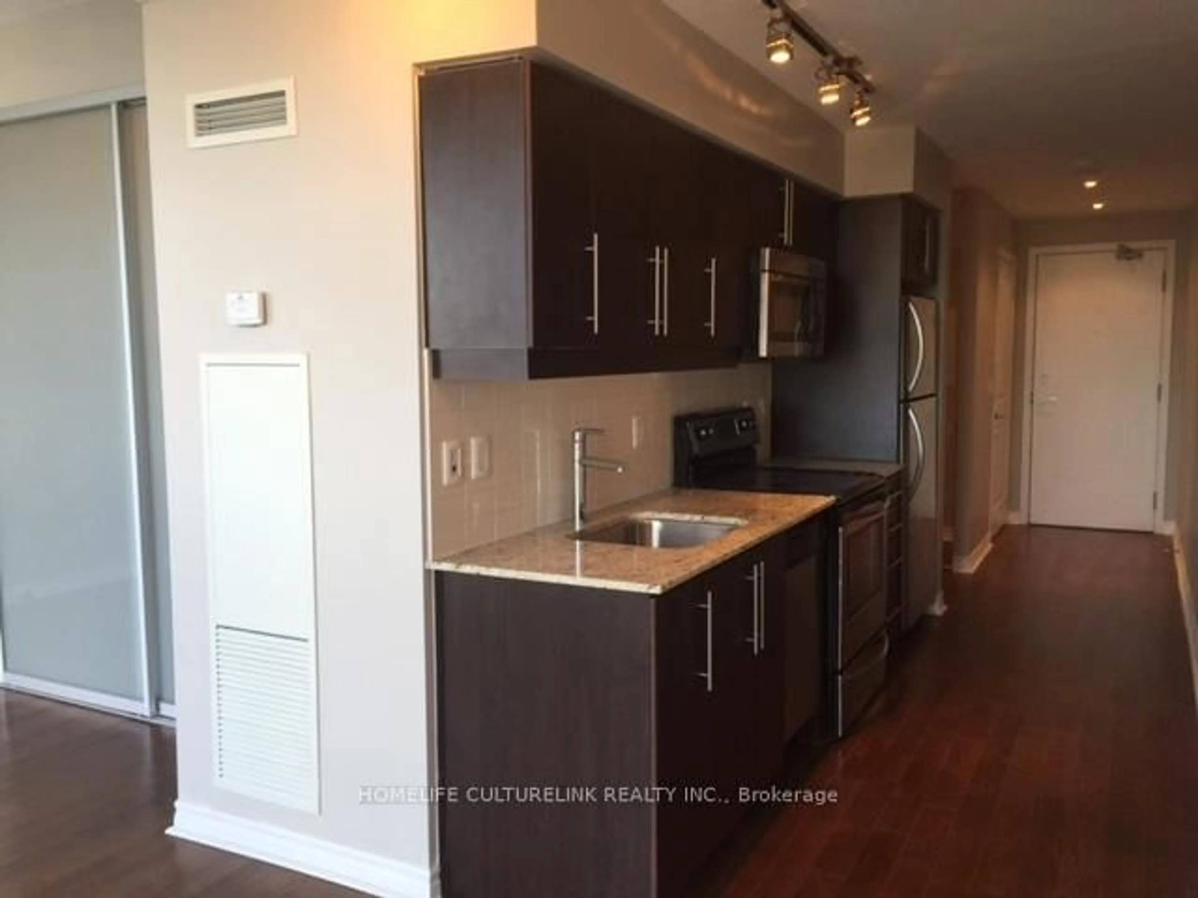 Standard kitchen, wood/laminate floor for 2885 Bayview Ave #1323, Toronto Ontario M2N 6G4