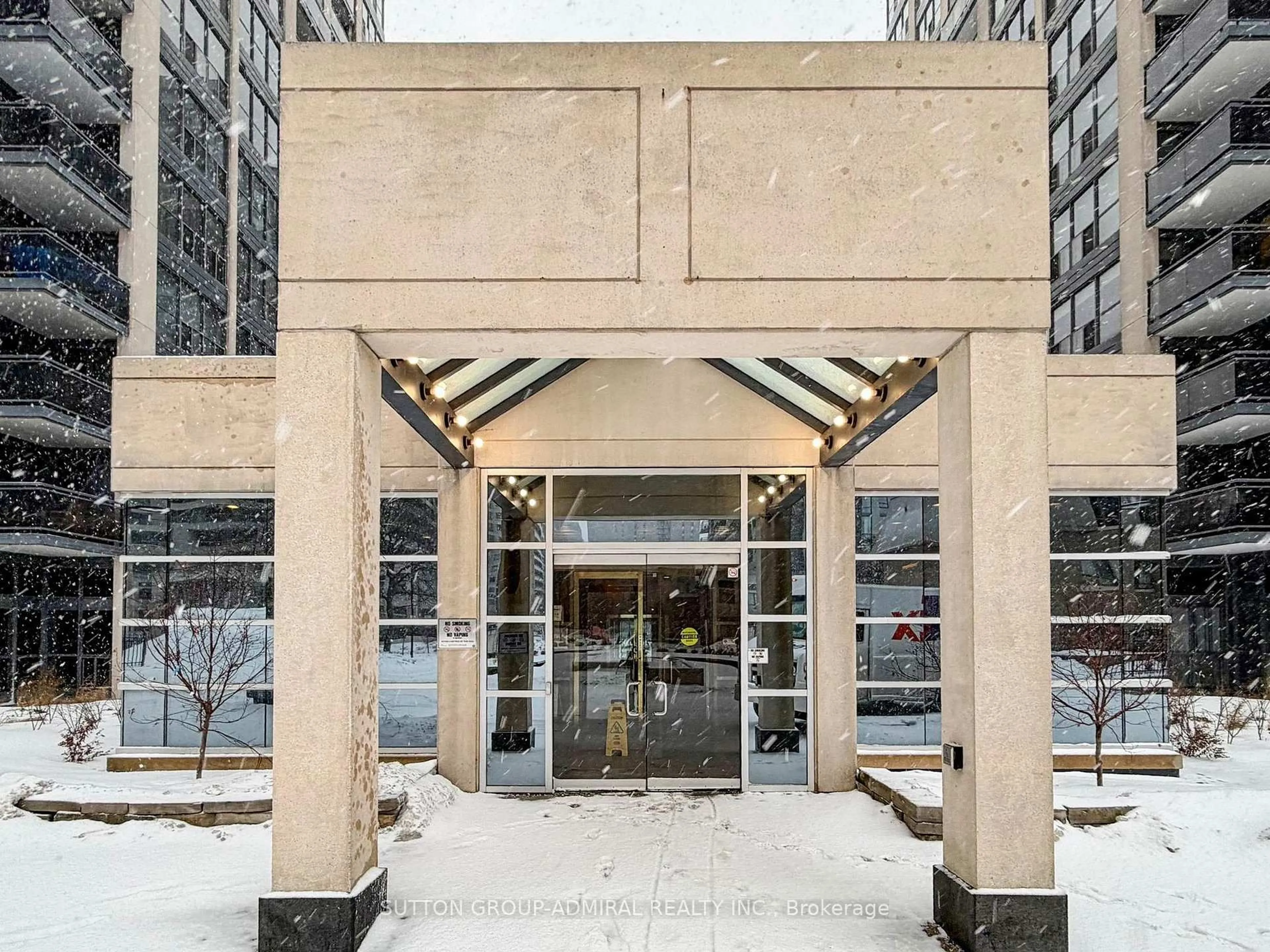 Indoor foyer for 18 Hollywood Ave #103, Toronto Ontario M2N 6P5