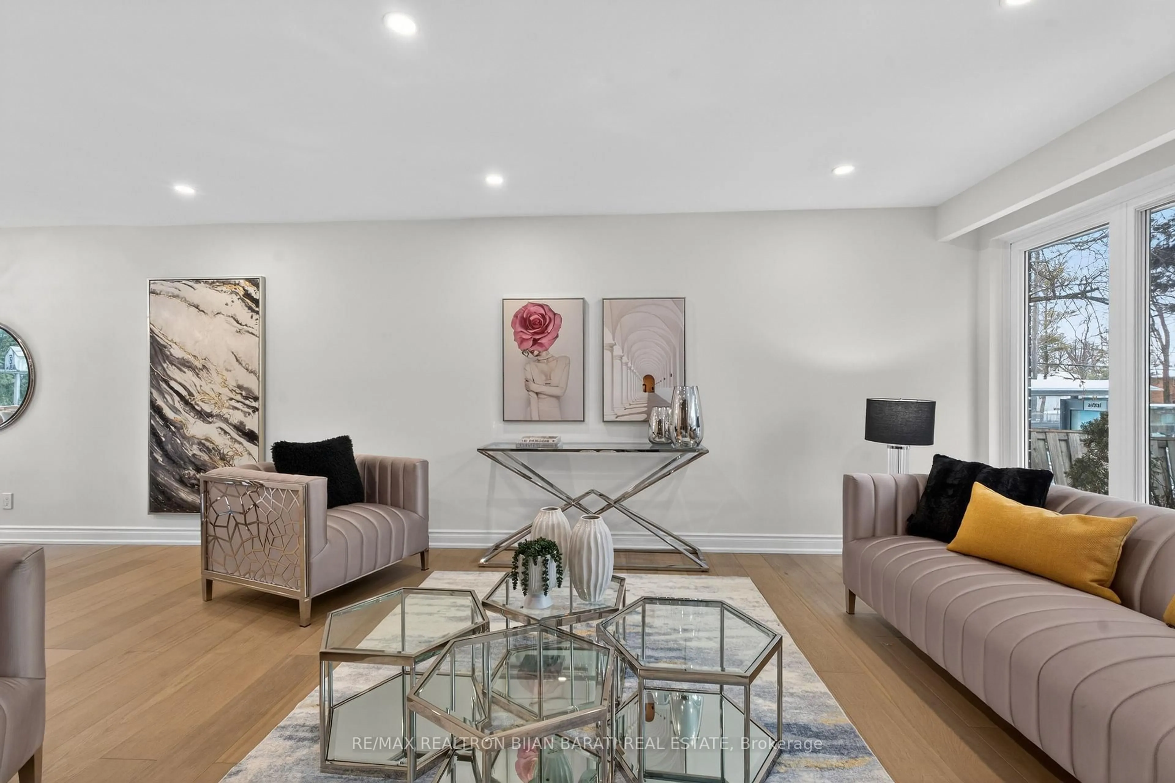 Living room with furniture, unknown for 86 Heathview Ave, Toronto Ontario M2K 2C5