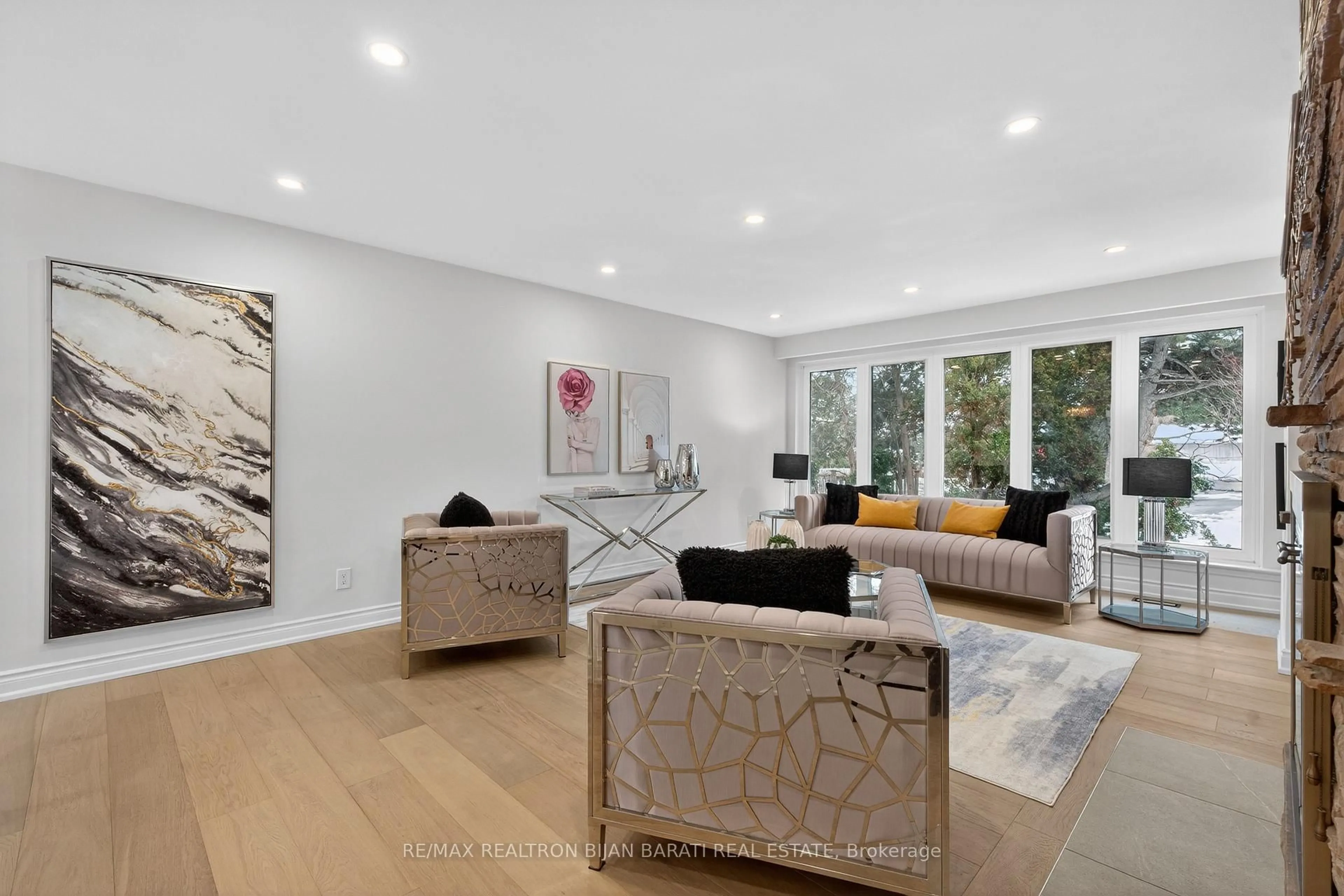 Living room with furniture, unknown for 86 Heathview Ave, Toronto Ontario M2K 2C5