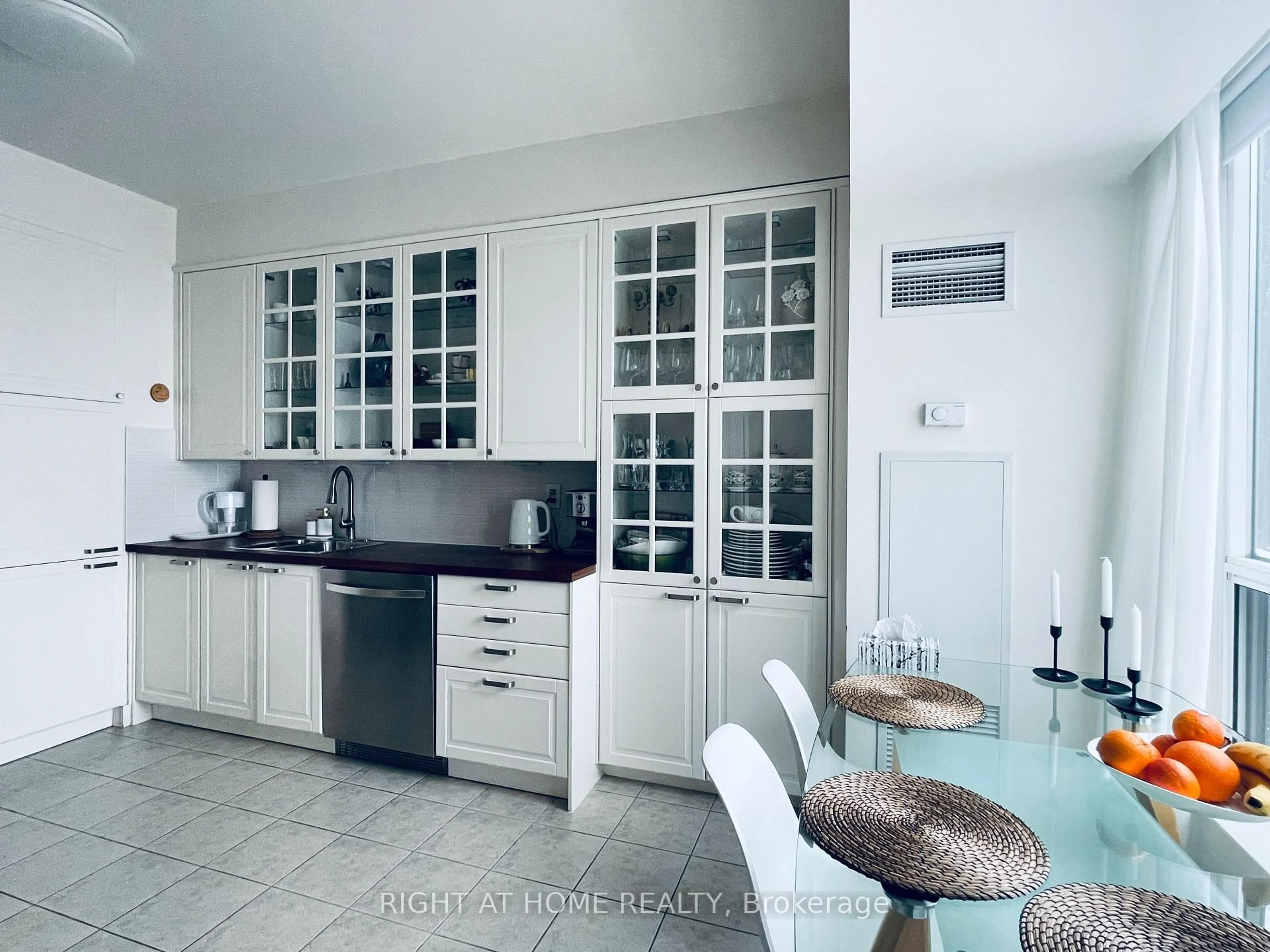 Contemporary kitchen, ceramic/tile floor for 188 Doris Ave #Lph06, Toronto Ontario M2N 6Z5