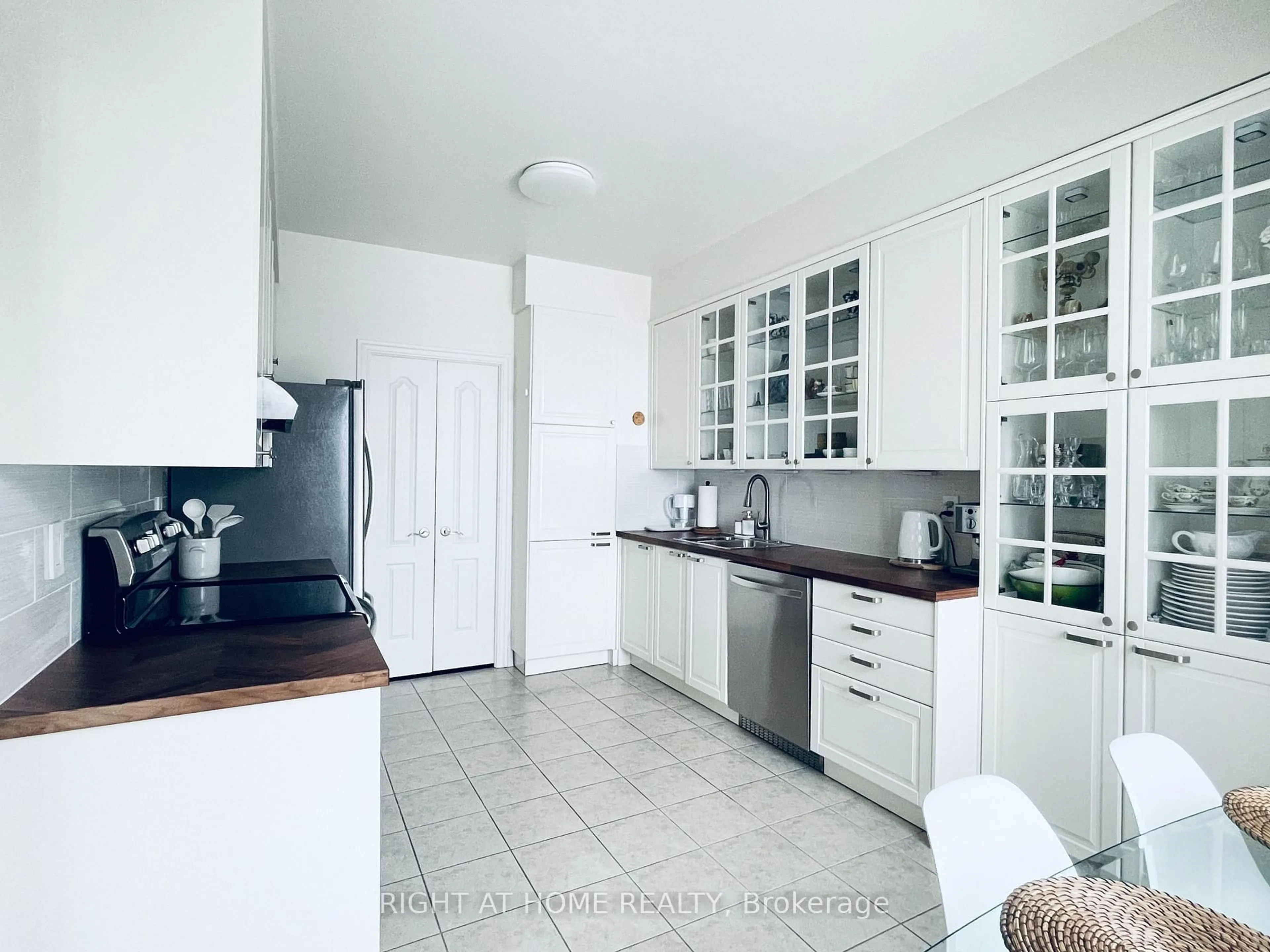 Standard kitchen, ceramic/tile floor for 188 Doris Ave #Lph06, Toronto Ontario M2N 6Z5