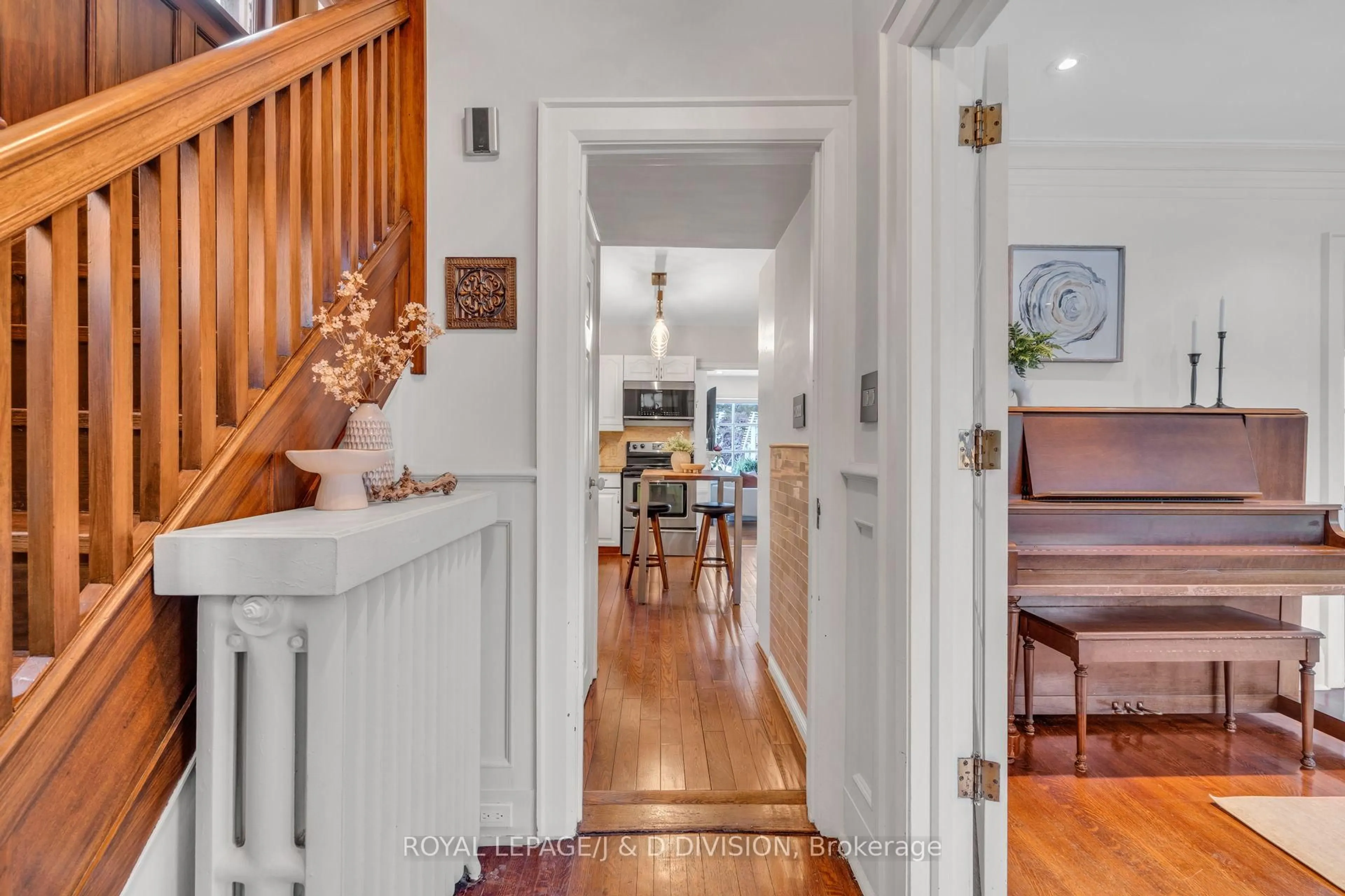 Indoor entryway for 453 Oriole Pkwy, Toronto Ontario M5P 2H7