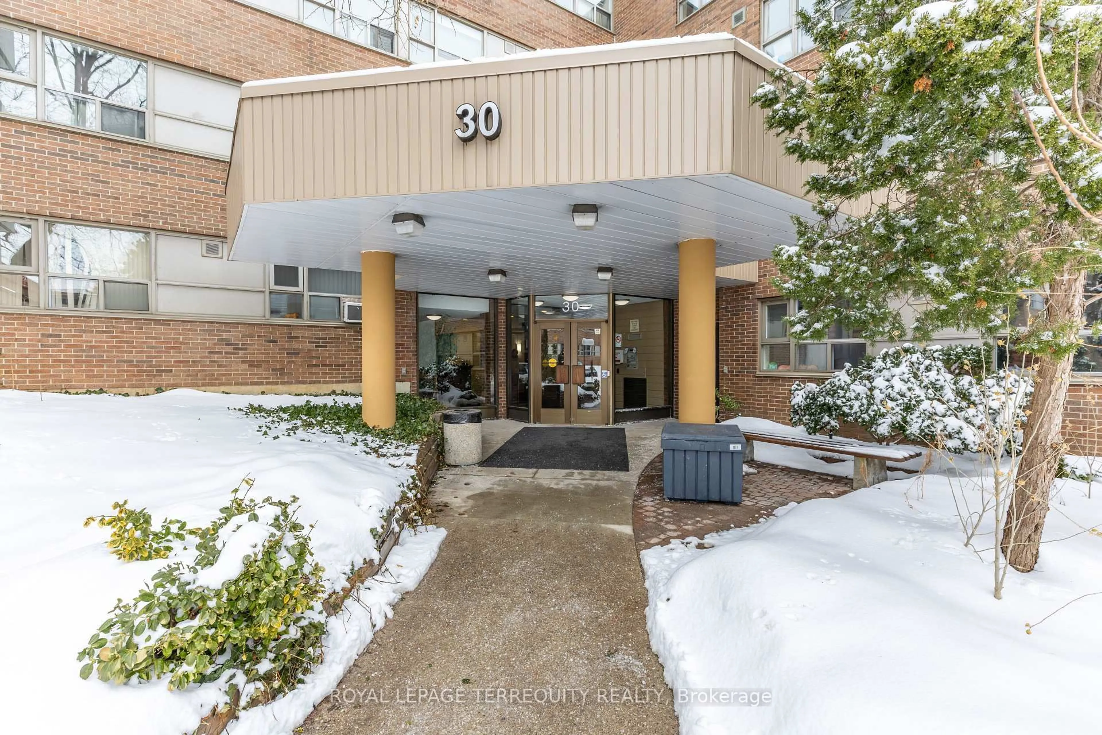 Indoor foyer for 30 Sunrise Ave #202, Toronto Ontario M4A 2R3