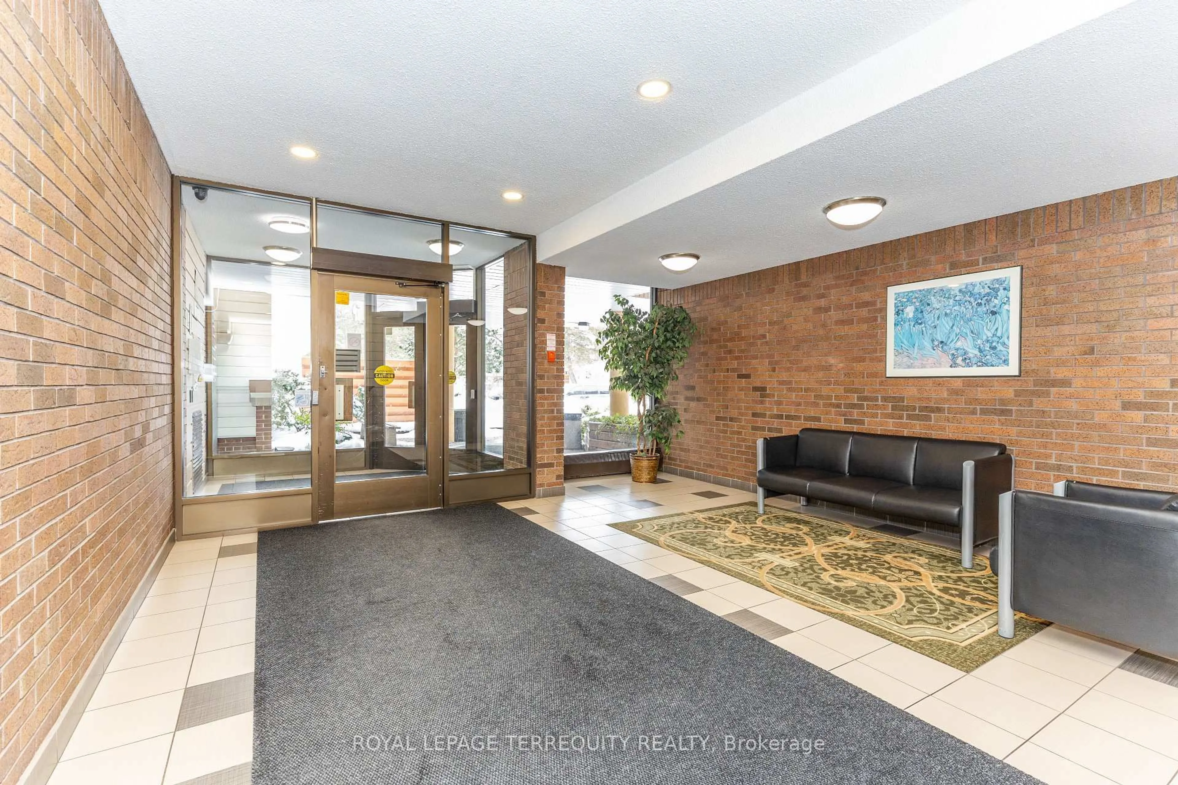 Indoor foyer for 30 Sunrise Ave #202, Toronto Ontario M4A 2R3