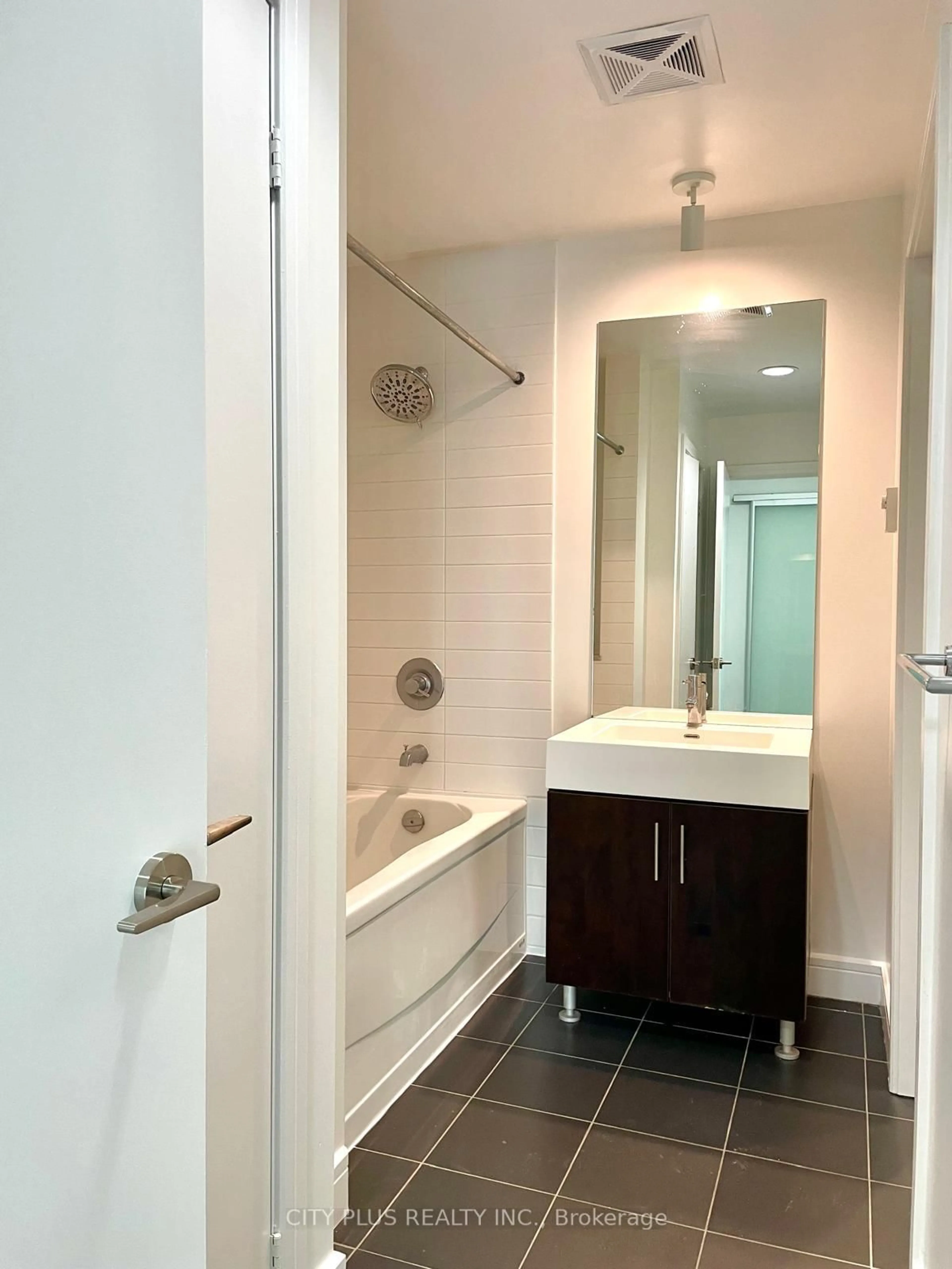 Standard bathroom, ceramic/tile floor for 112 George St #S304, Toronto Ontario M5A 2M5